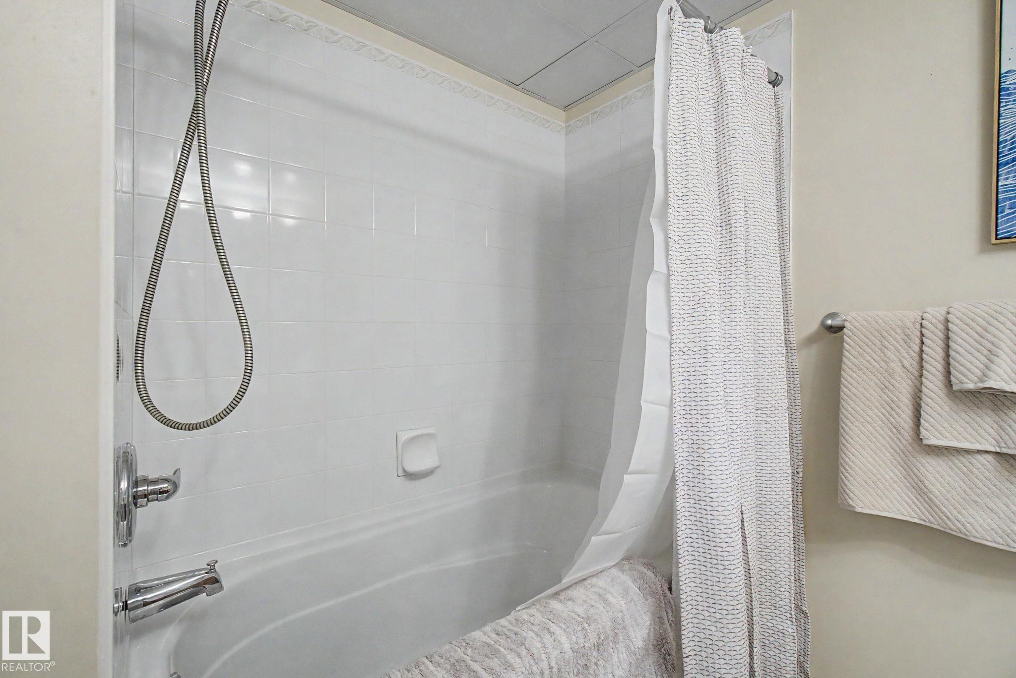 #807 10319 111 St Nw, Edmonton, AB - Indoor Photo Showing Bathroom