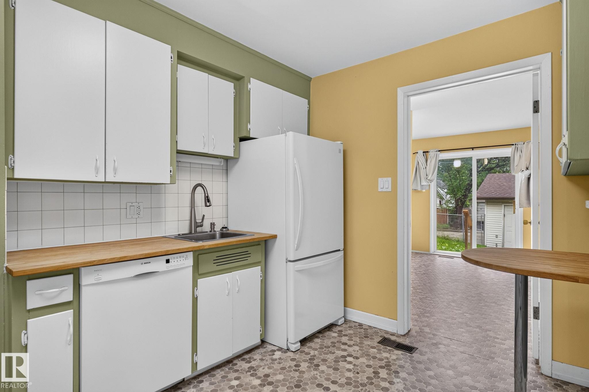 6261 112A Street Nw, Edmonton, AB - Indoor