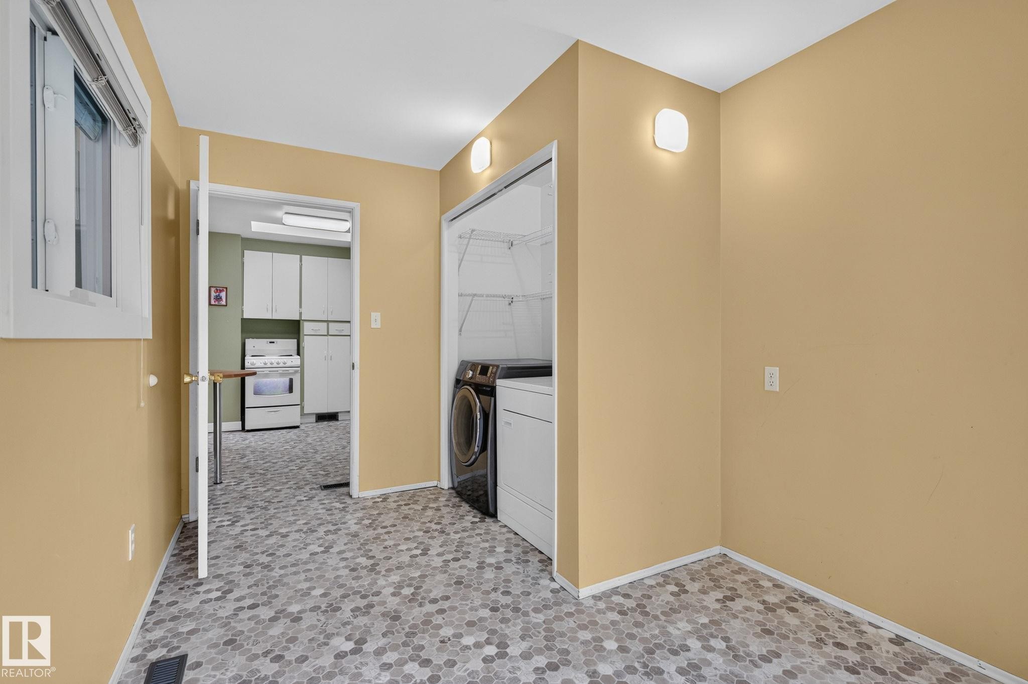 6261 112A Street Nw, Edmonton, AB - Indoor Photo Showing Other Room