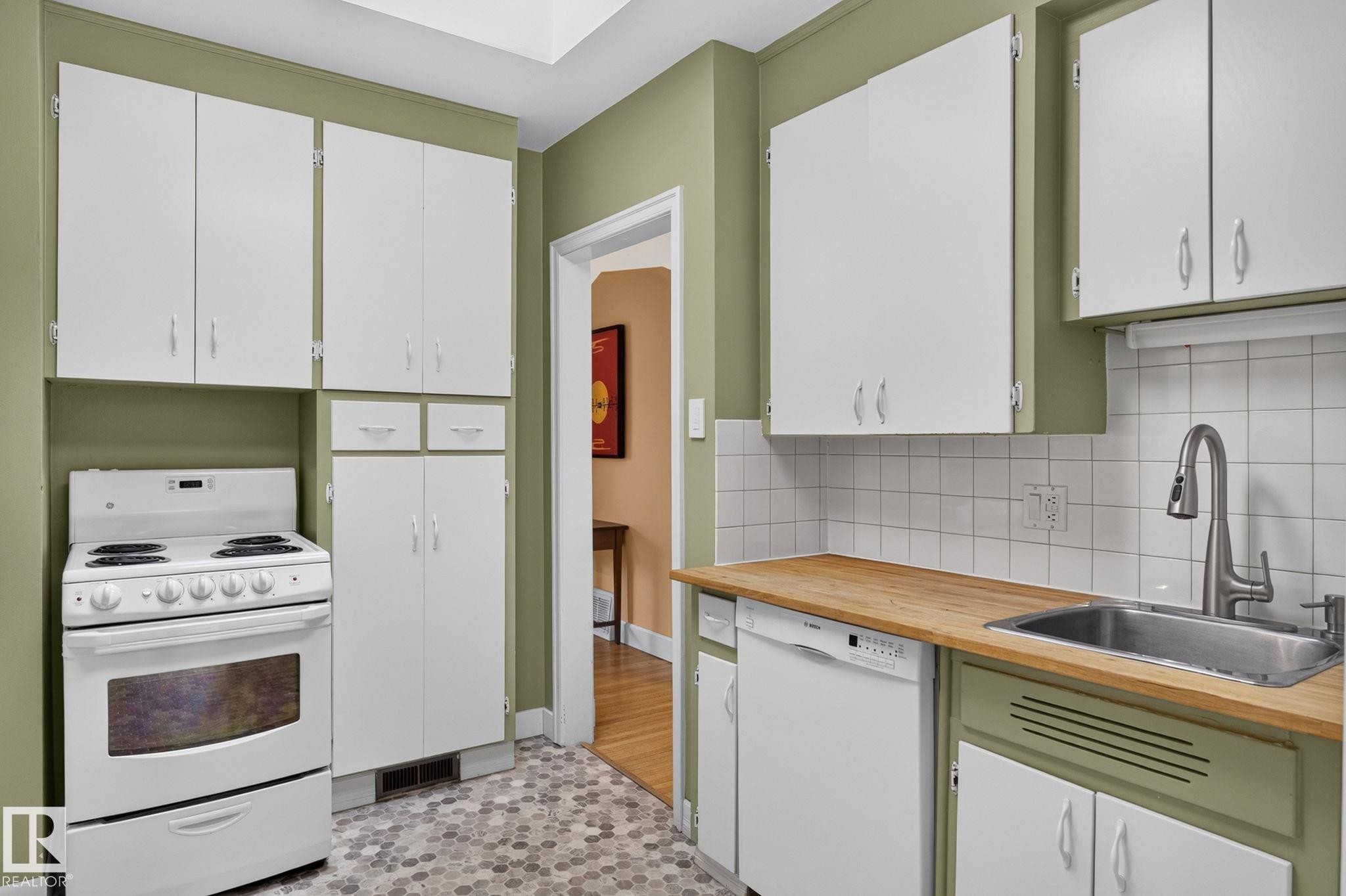 6261 112A Street Nw, Edmonton, AB - Indoor Photo Showing Kitchen