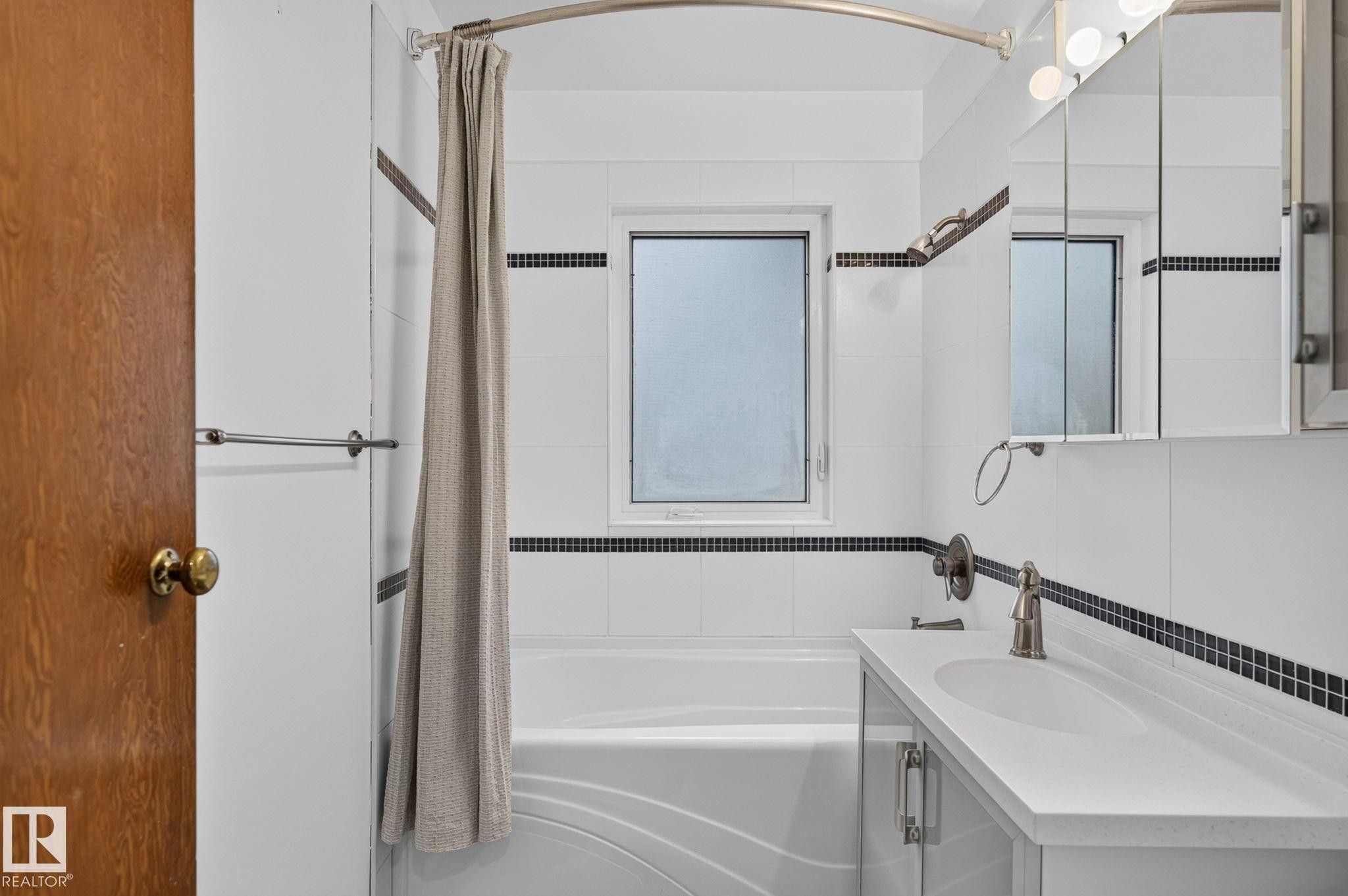 6261 112A Street Nw, Edmonton, AB - Indoor Photo Showing Bathroom