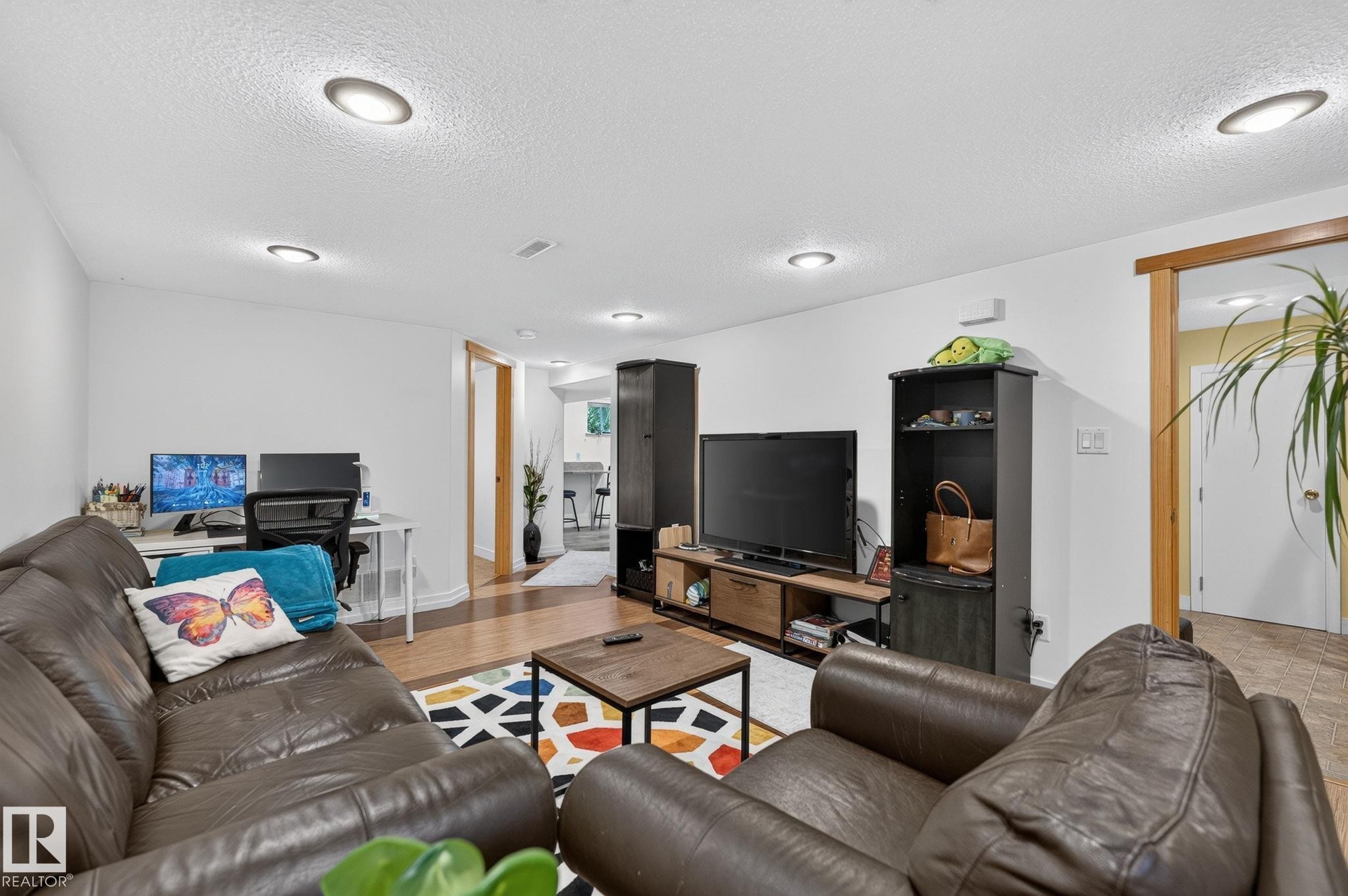 6261 112A Street Nw, Edmonton, AB - Indoor Photo Showing Living Room
