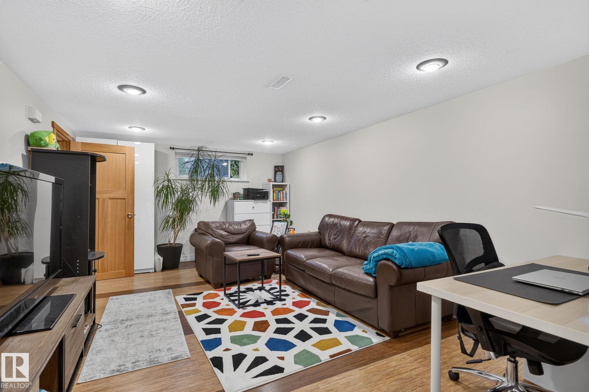 6261 112A Street Nw, Edmonton, AB - Indoor