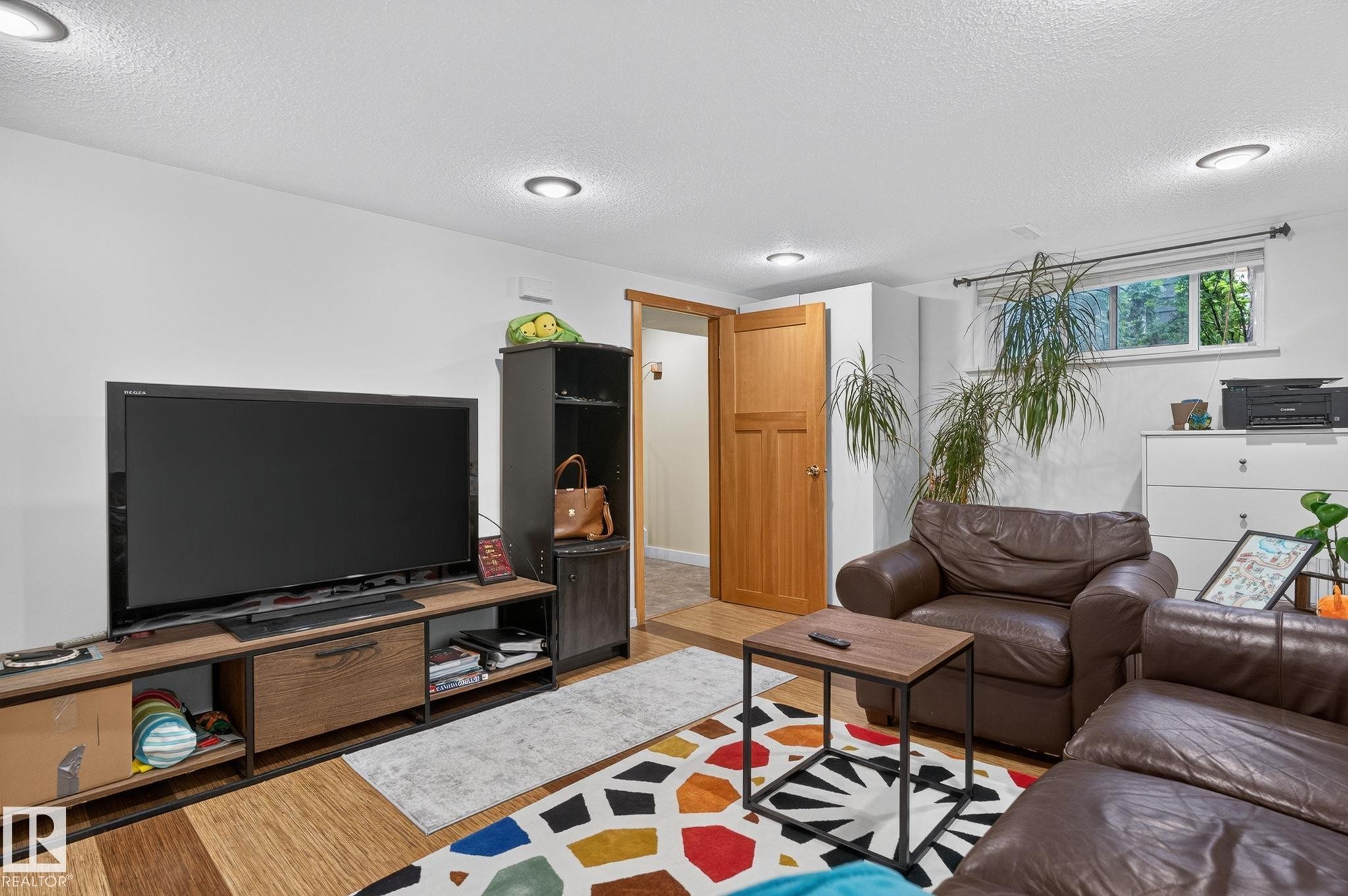 6261 112A Street Nw, Edmonton, AB - Indoor Photo Showing Living Room