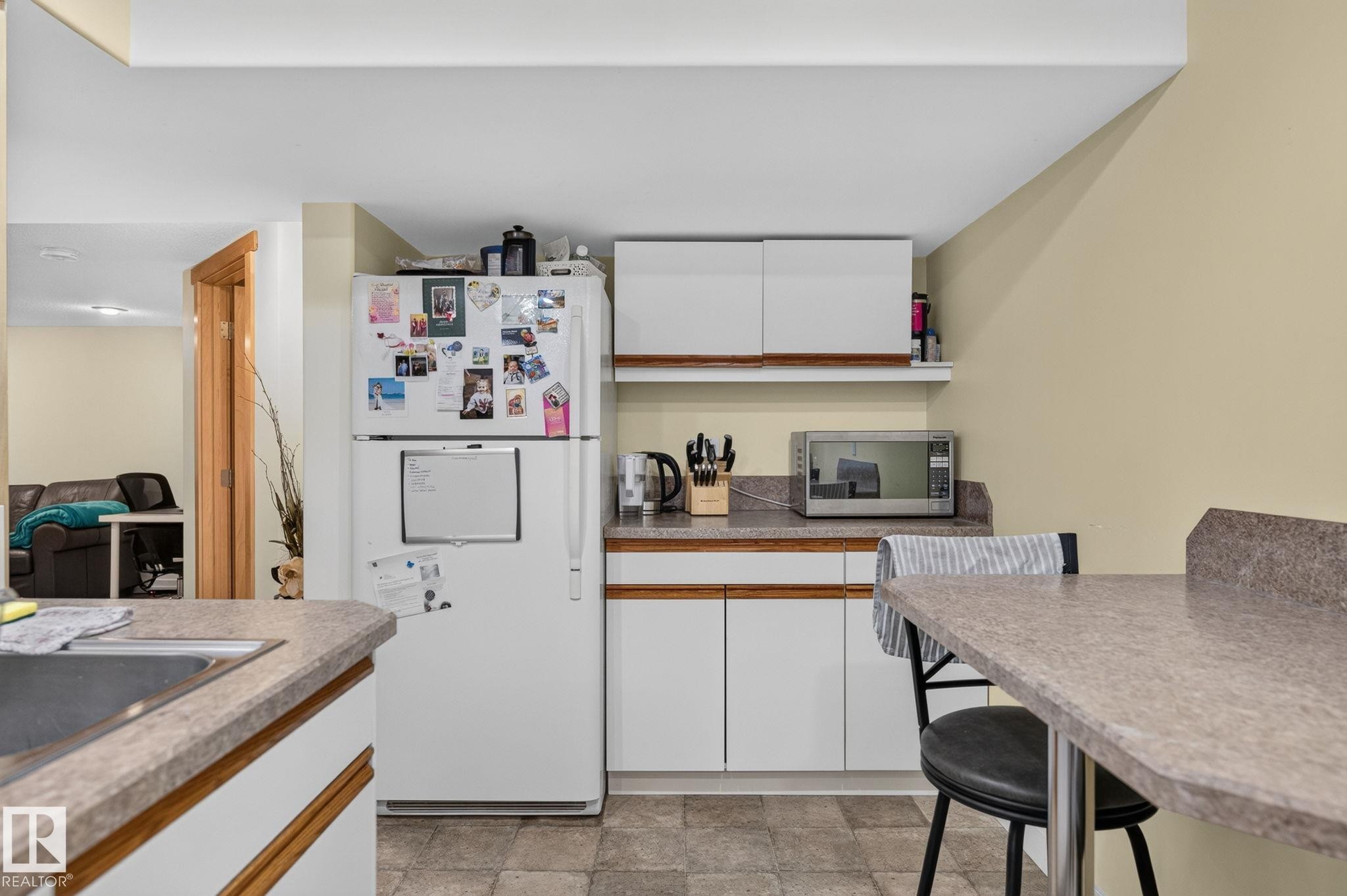 6261 112A Street Nw, Edmonton, AB - Indoor Photo Showing Kitchen