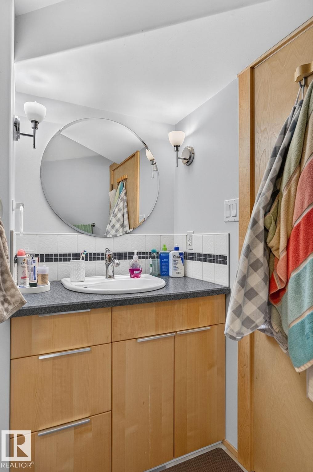 6261 112A Street Nw, Edmonton, AB - Indoor Photo Showing Bathroom