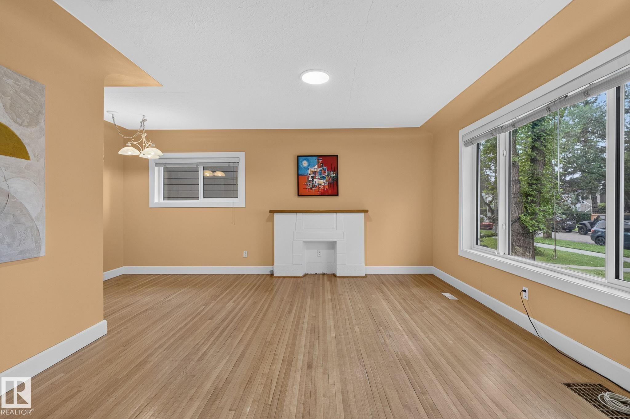 6261 112A Street Nw, Edmonton, AB - Indoor Photo Showing Other Room
