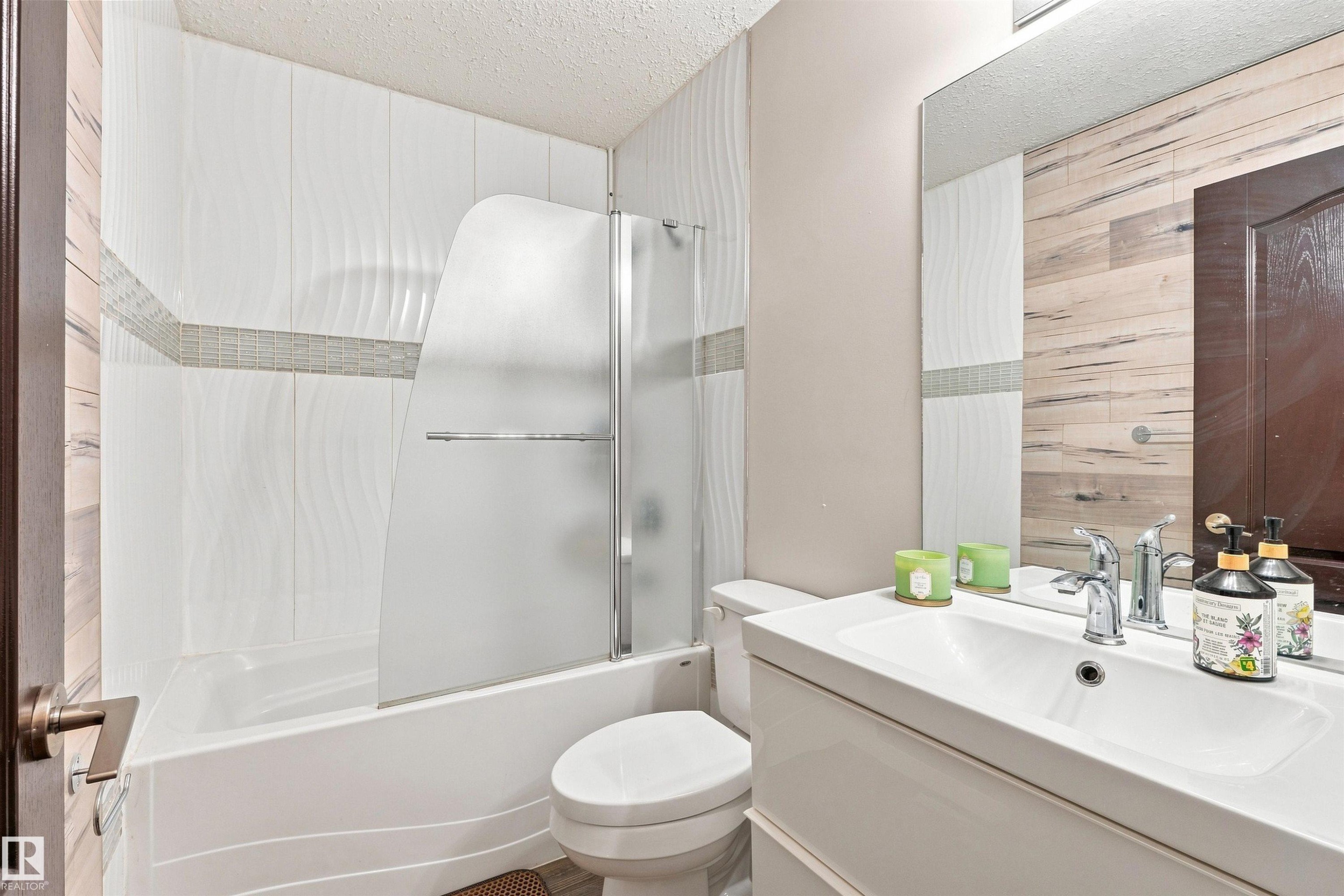 7407 187 Street Nw, Edmonton, AB - Indoor Photo Showing Bathroom