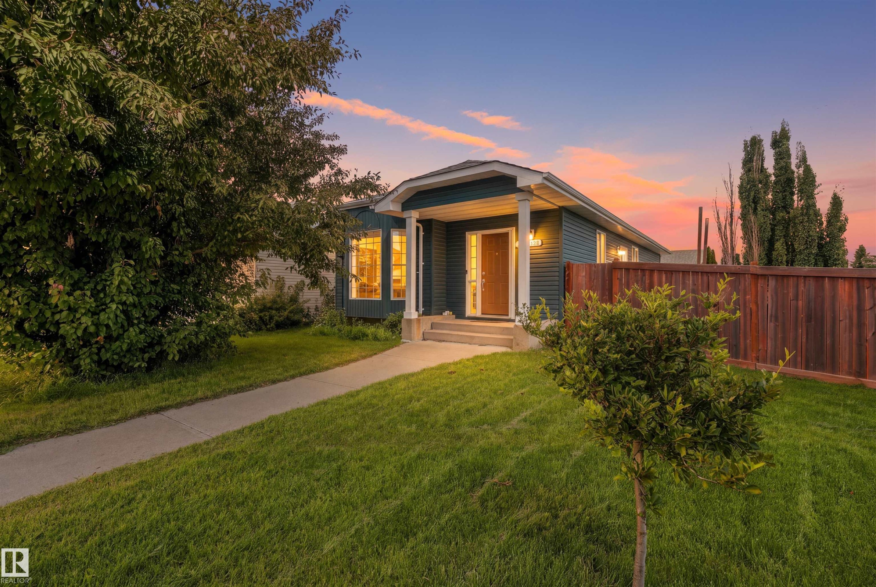 7407 187 Street Nw, Edmonton, AB - Outdoor