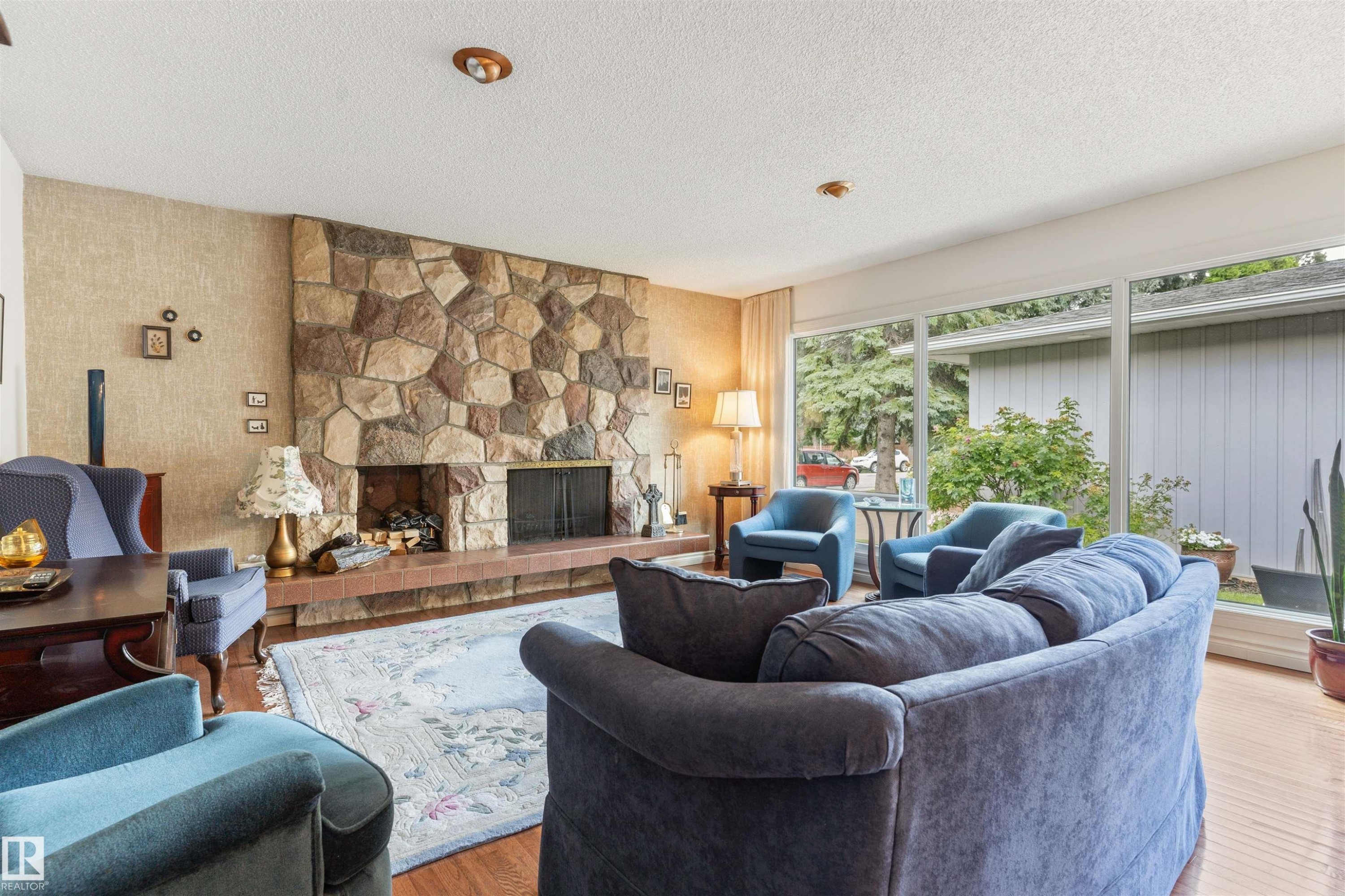 7 Quesnell Crescent Nw, Edmonton, AB - Indoor Photo Showing Living Room With Fireplace