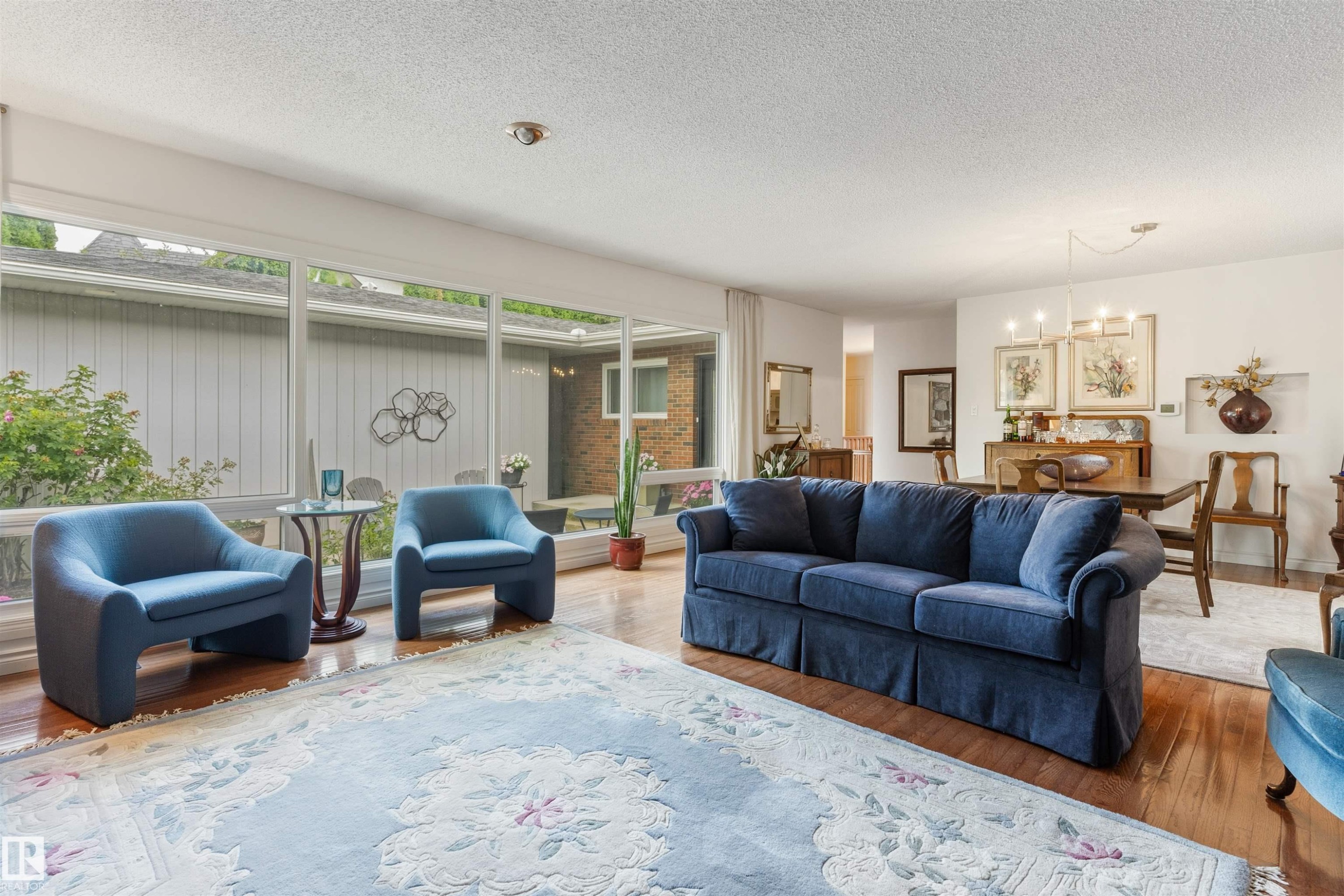 7 Quesnell Crescent Nw, Edmonton, AB - Indoor Photo Showing Living Room