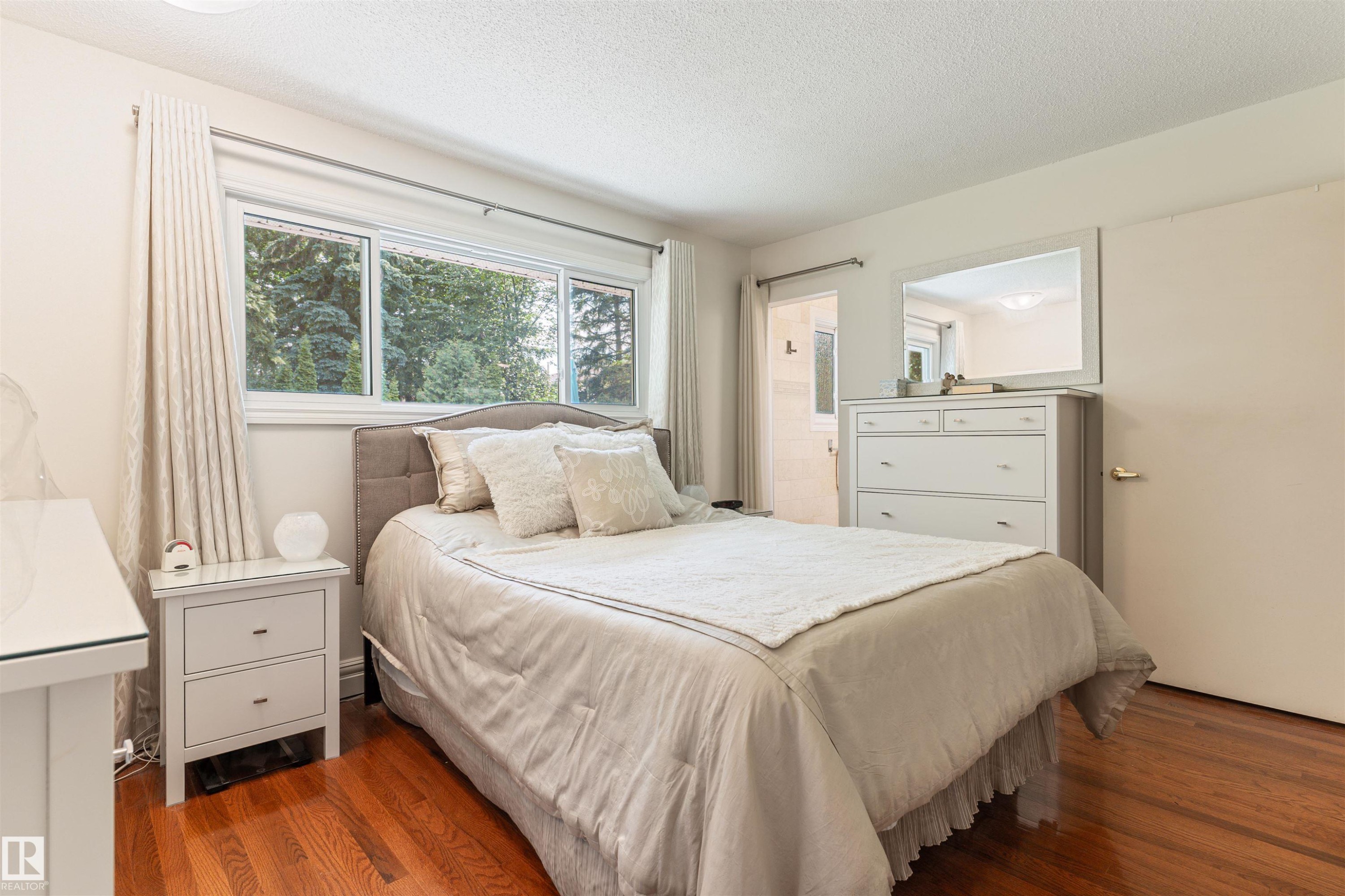 7 Quesnell Crescent Nw, Edmonton, AB - Indoor Photo Showing Bedroom