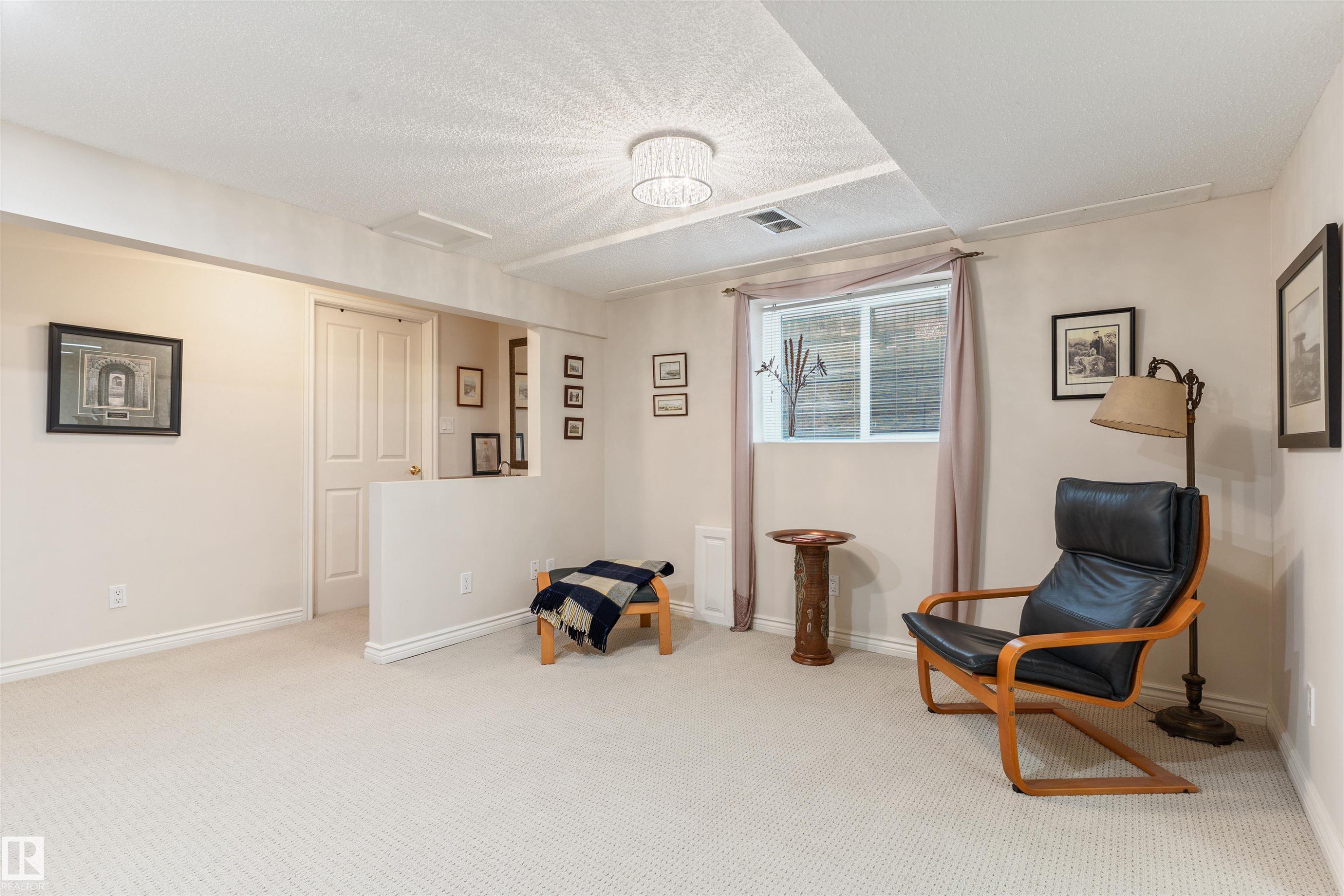 7 Quesnell Crescent Nw, Edmonton, AB - Indoor Photo Showing Other Room