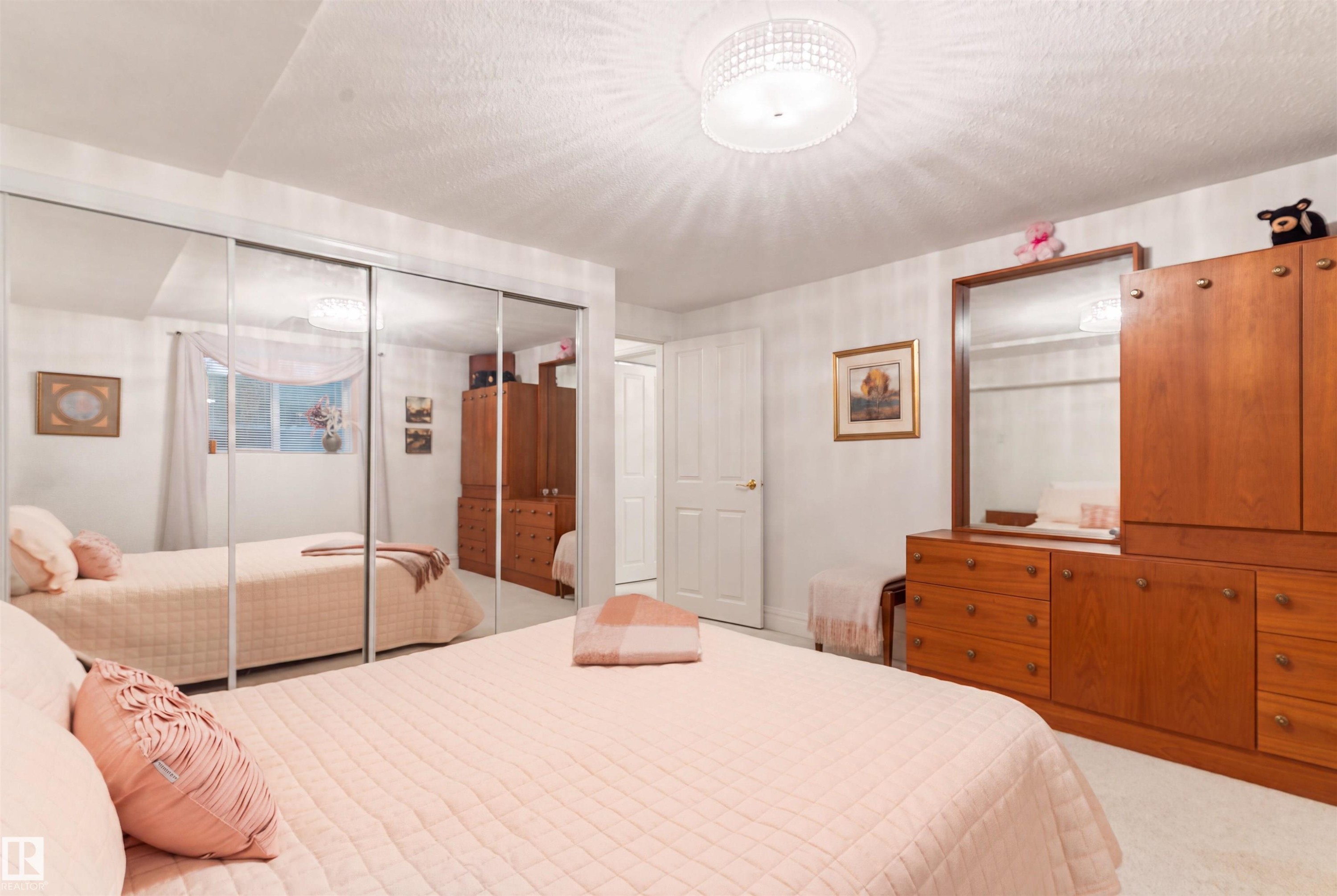 7 Quesnell Crescent Nw, Edmonton, AB - Indoor Photo Showing Bedroom