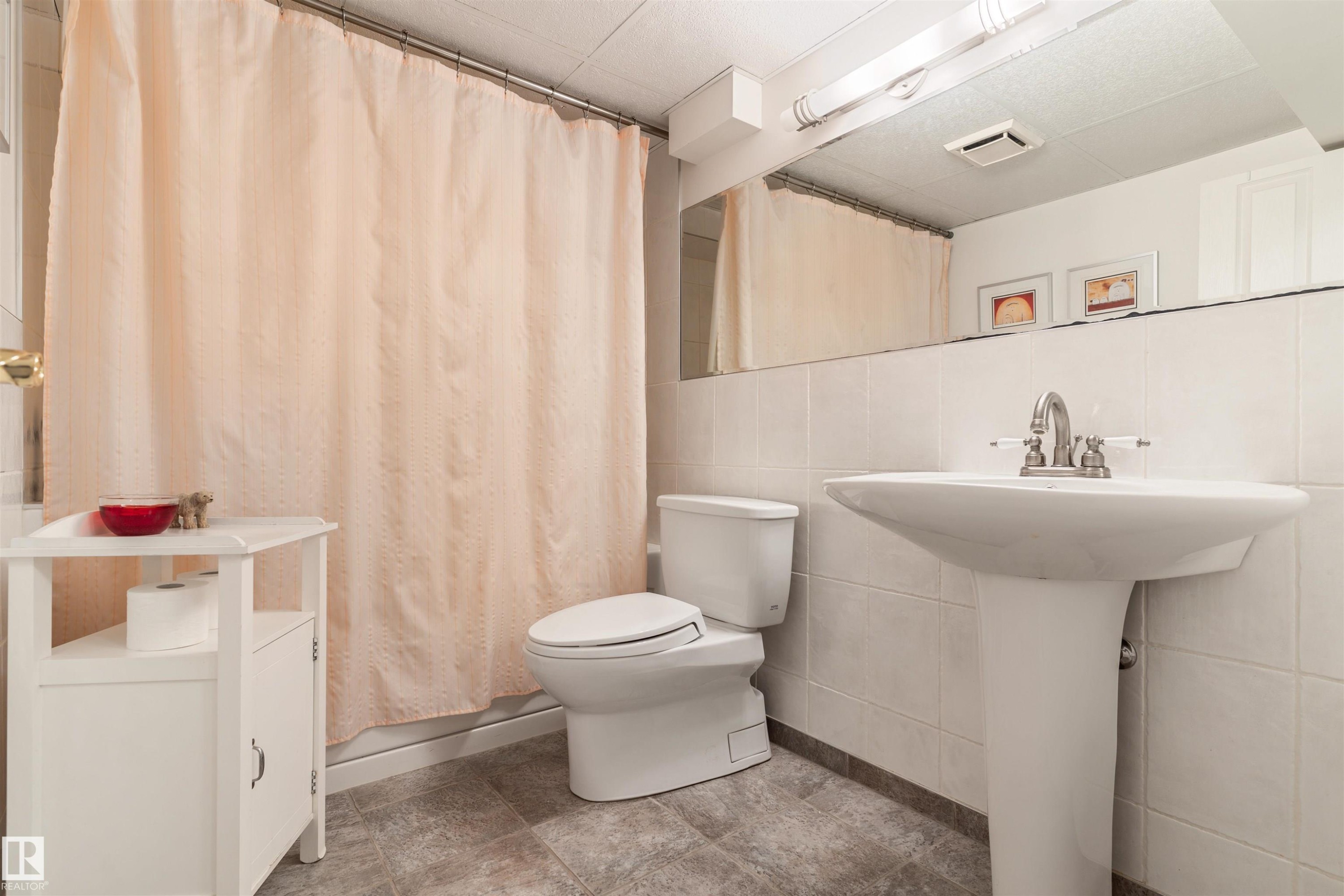 7 Quesnell Crescent Nw, Edmonton, AB - Indoor Photo Showing Bathroom
