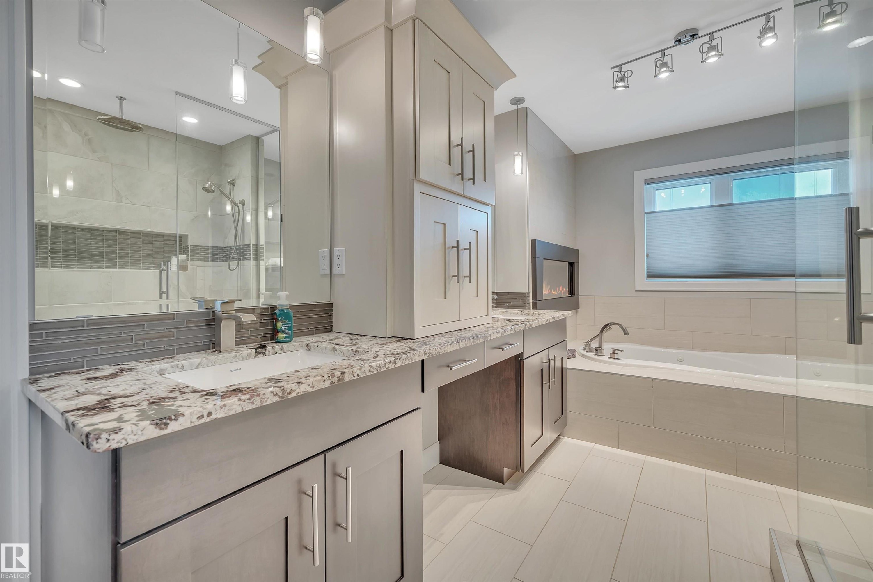 4510 Wingfield Bay Nw, Edmonton, AB - Indoor Photo Showing Bathroom