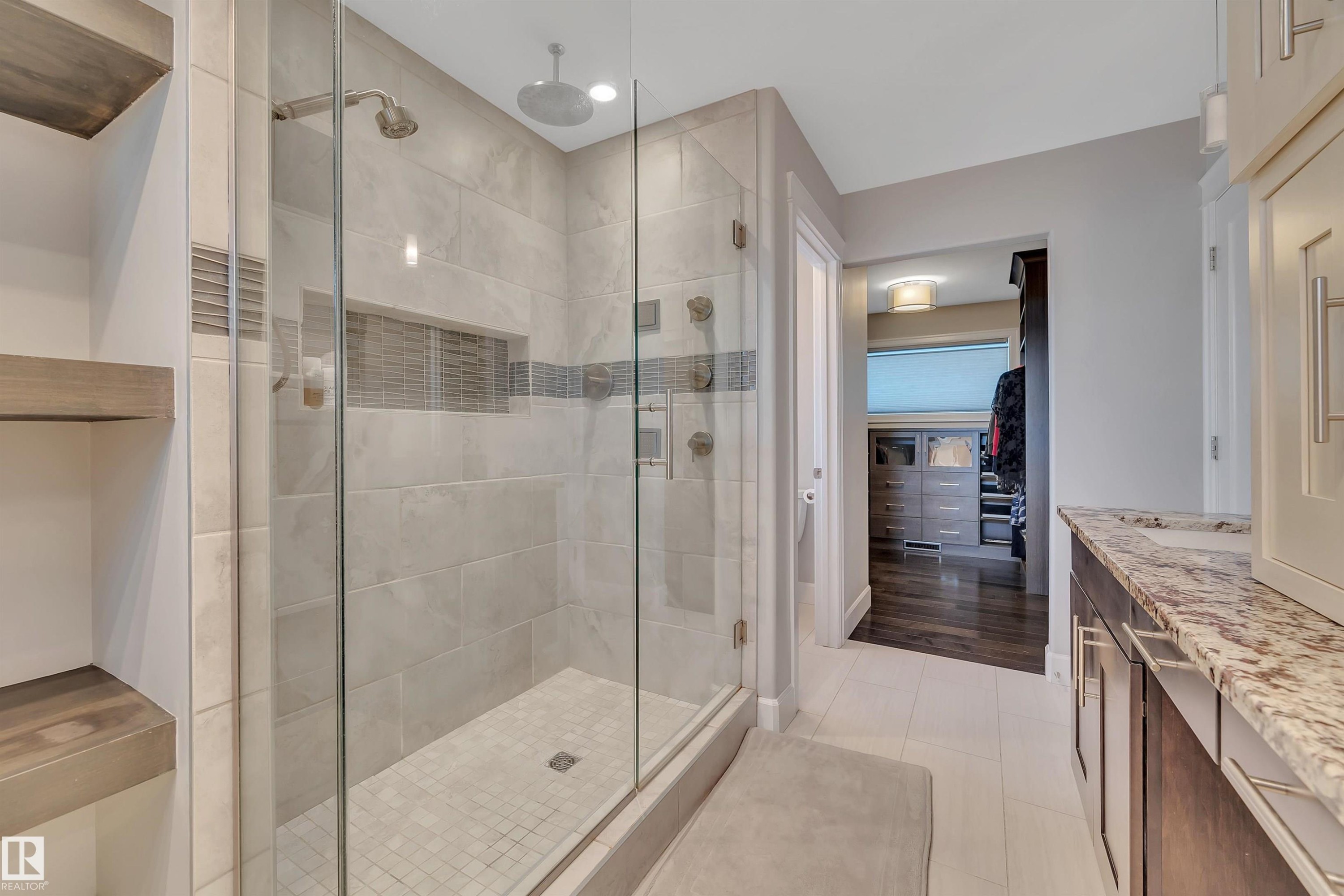 4510 Wingfield Bay Nw, Edmonton, AB - Indoor Photo Showing Bathroom