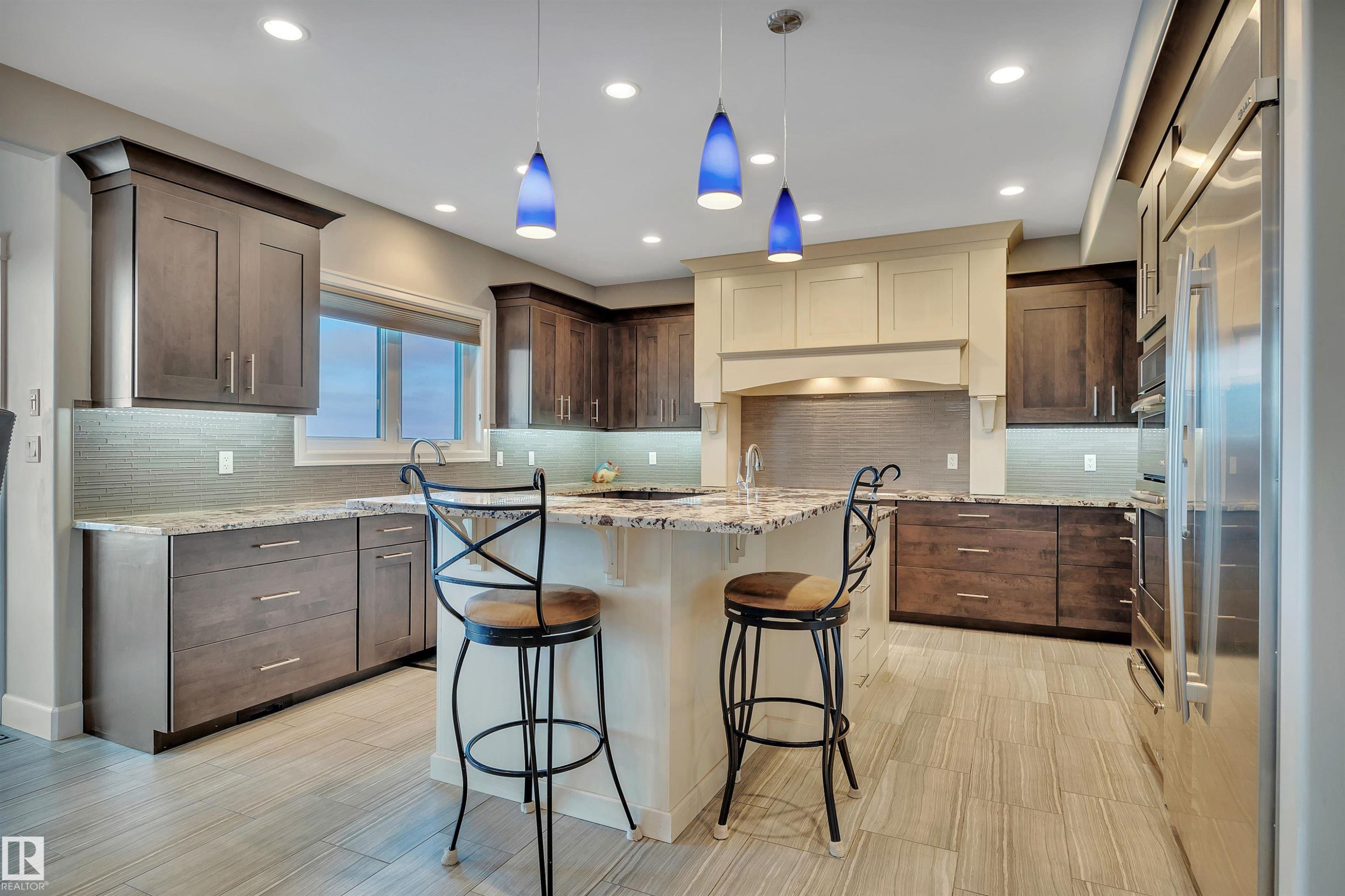 4510 Wingfield Bay Nw, Edmonton, AB - Indoor Photo Showing Kitchen With Upgraded Kitchen