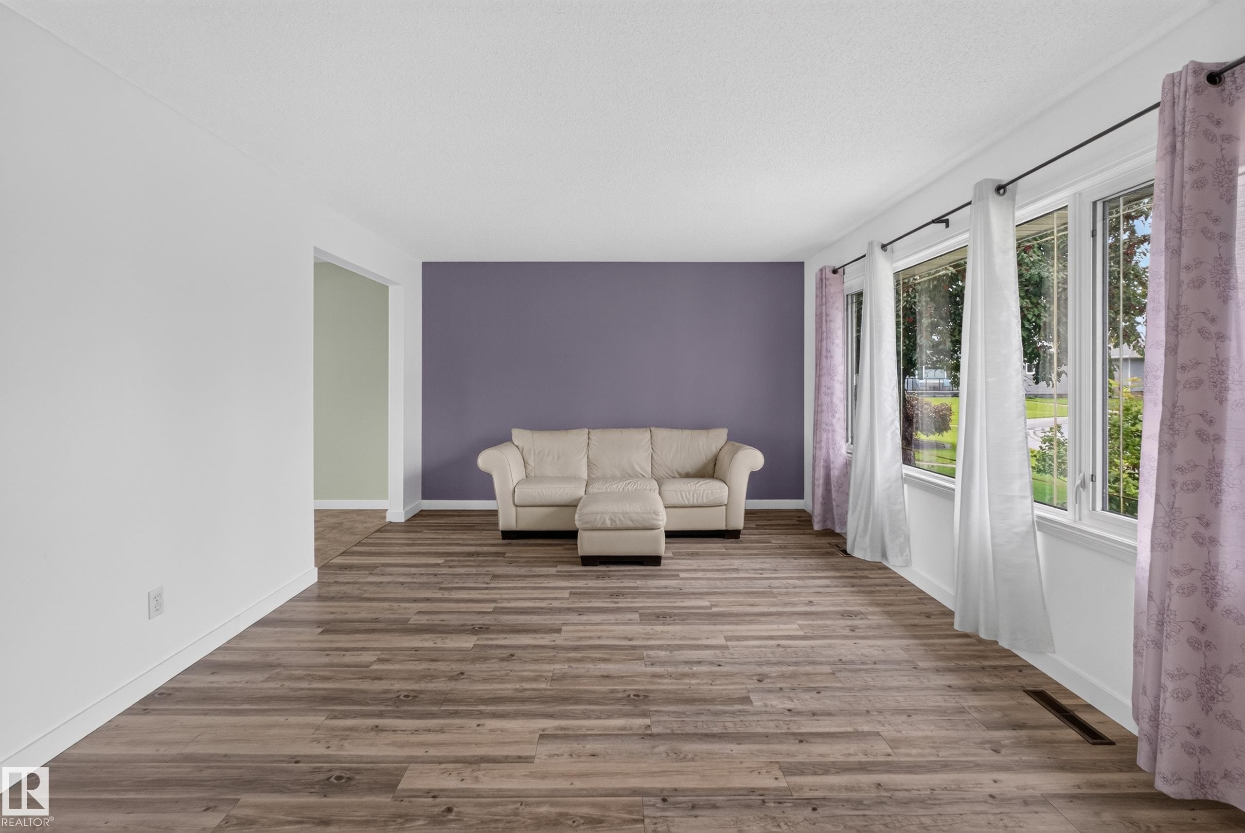 8015 145 Avenue Nw, Edmonton, AB - Indoor Photo Showing Other Room