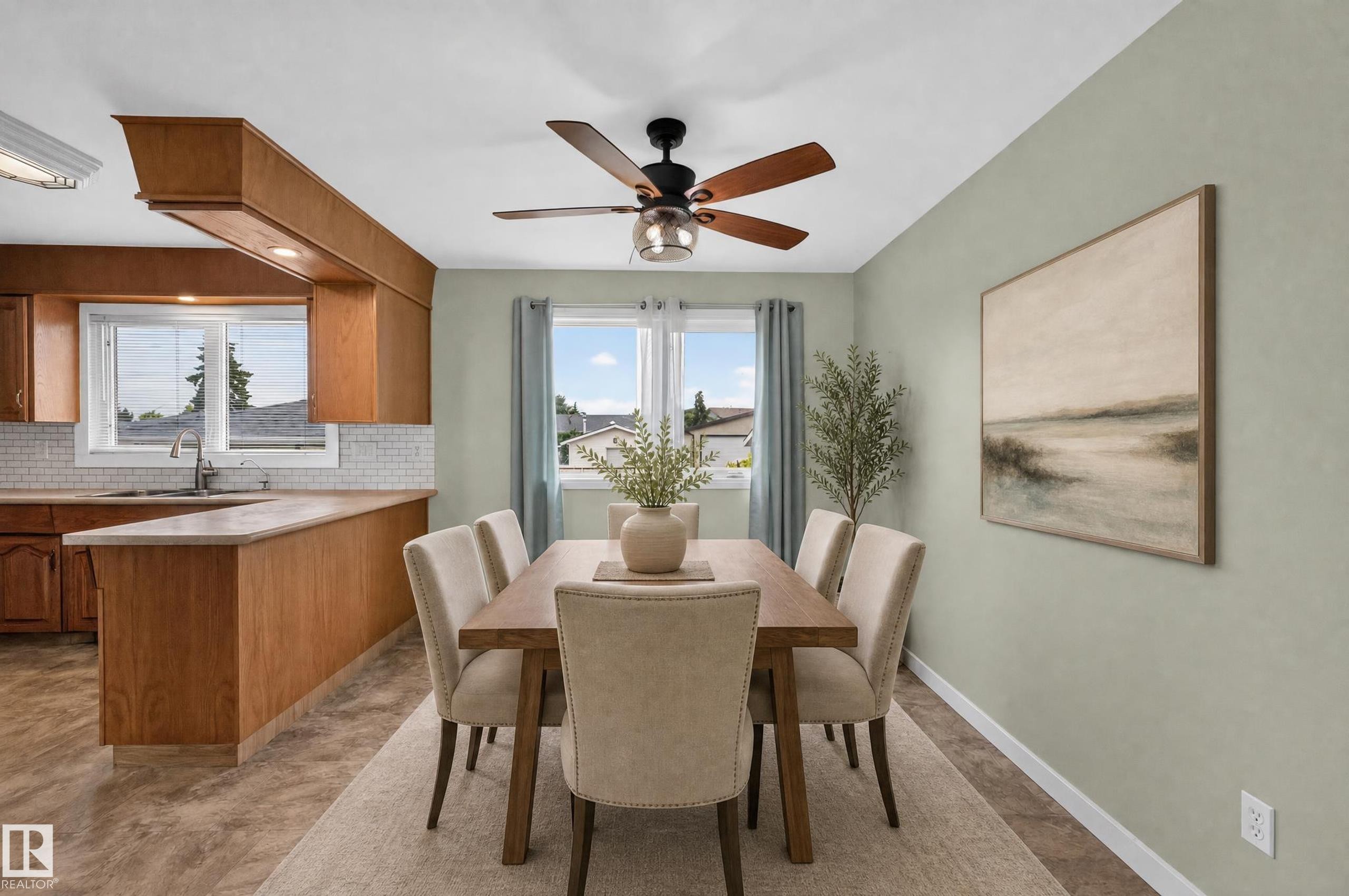 8015 145 Avenue Nw, Edmonton, AB - Indoor Photo Showing Dining Room