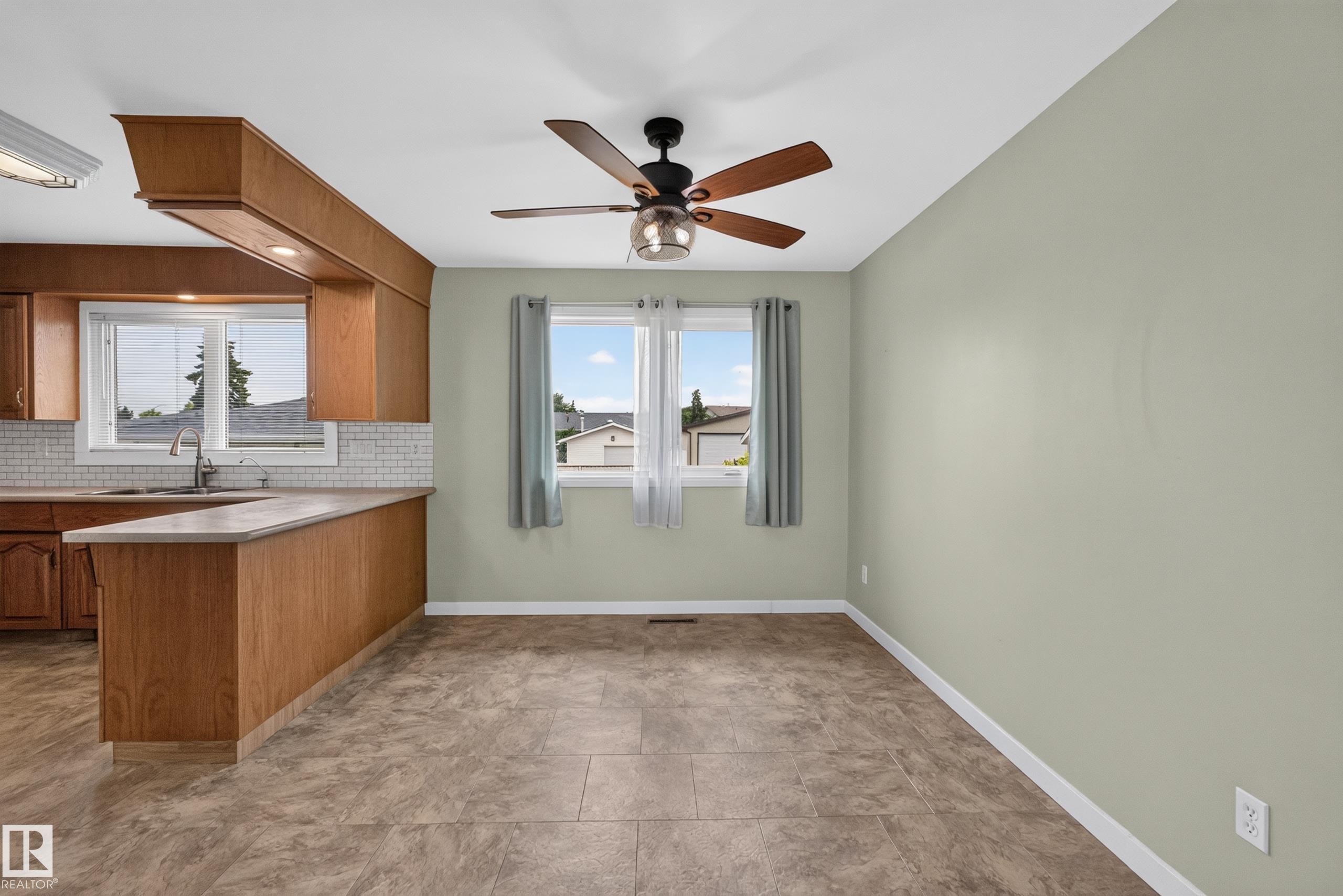 8015 145 Avenue Nw, Edmonton, AB - Indoor