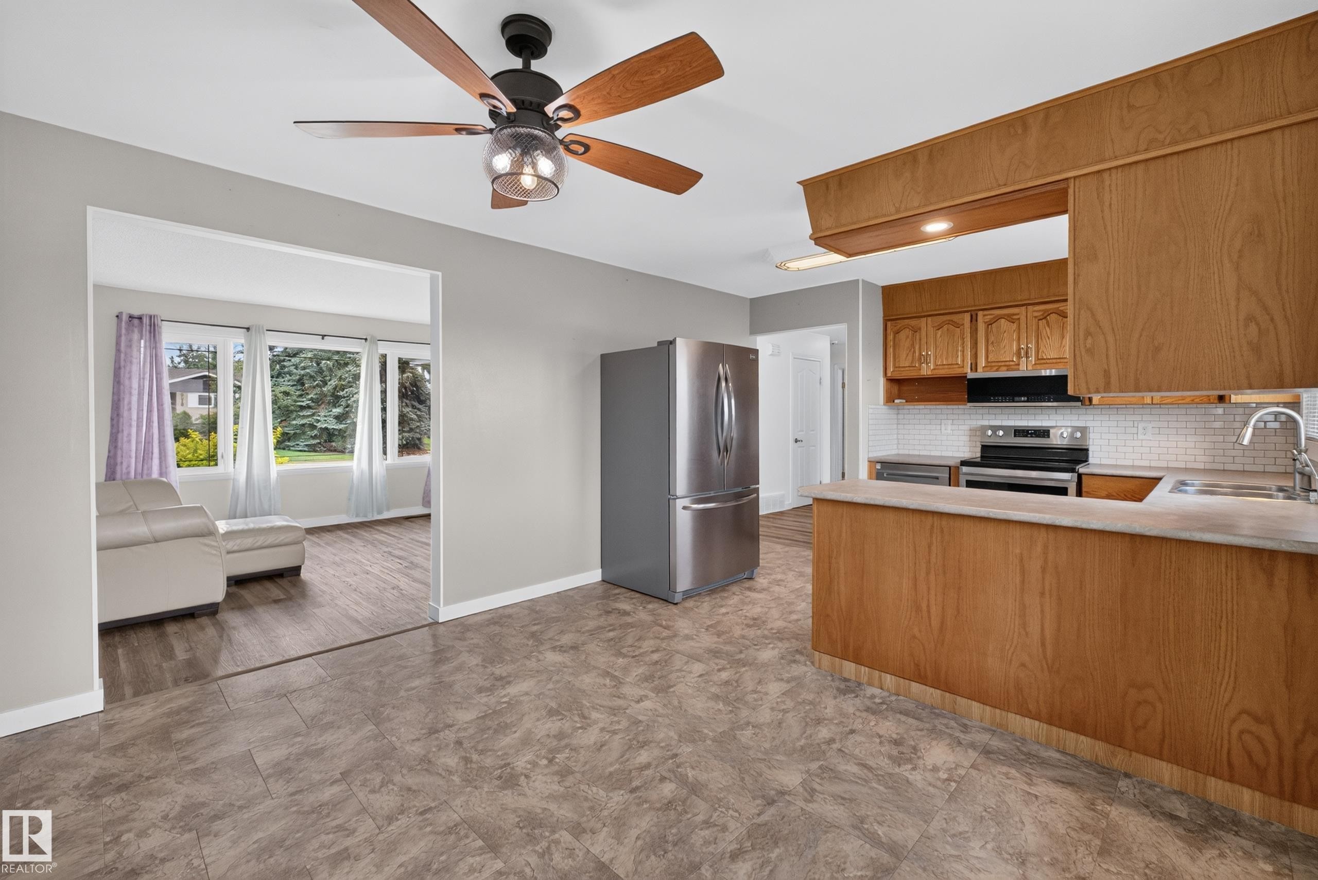 8015 145 Avenue Nw, Edmonton, AB - Indoor Photo Showing Kitchen