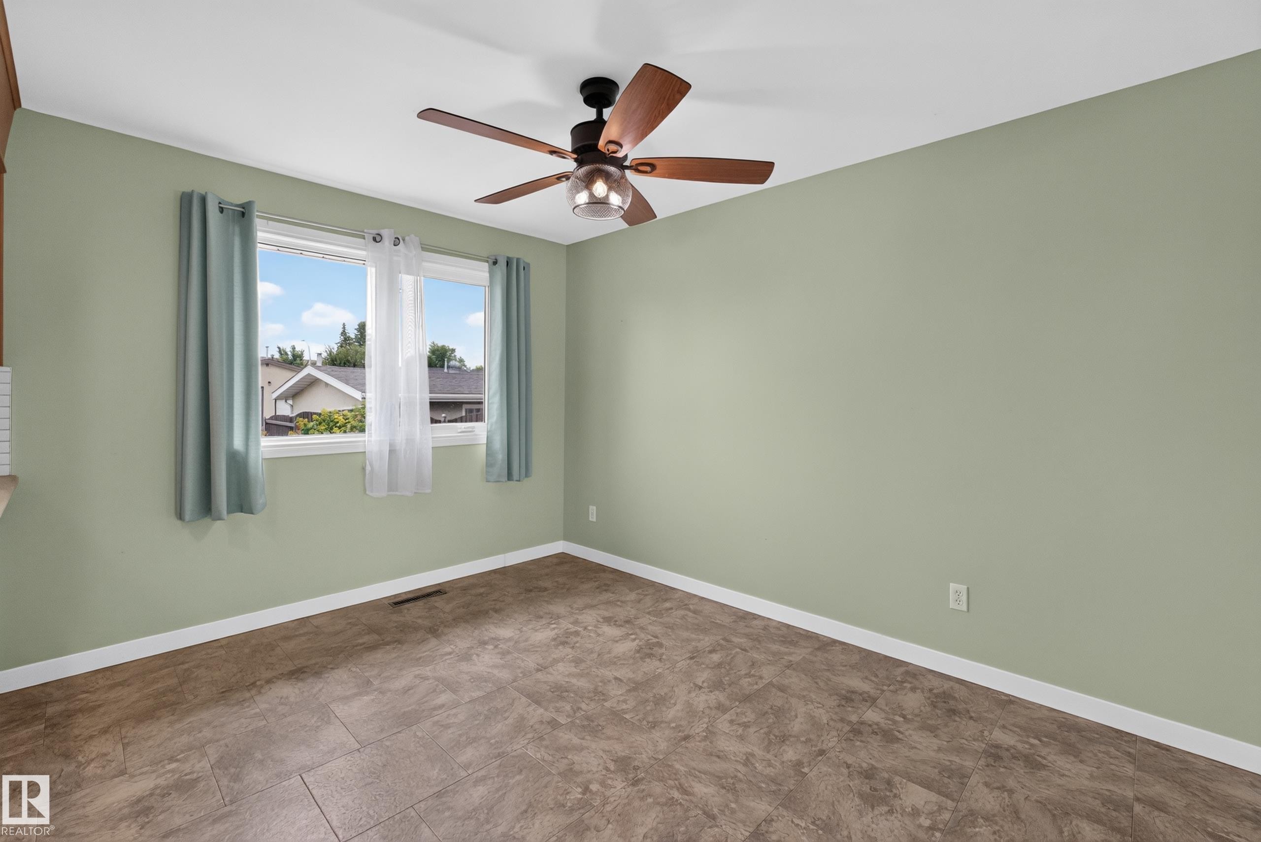 8015 145 Avenue Nw, Edmonton, AB - Indoor Photo Showing Other Room