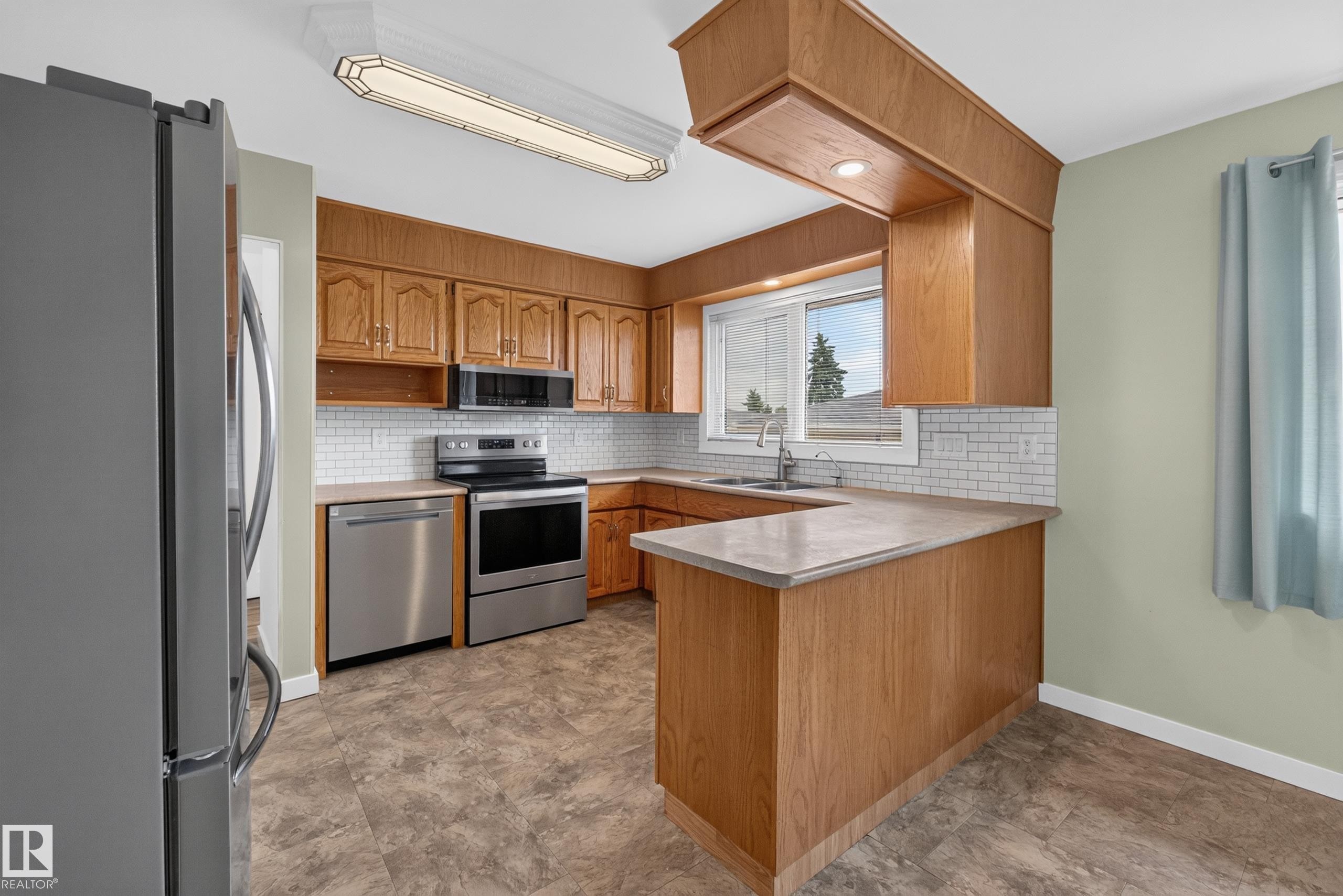 8015 145 Avenue Nw, Edmonton, AB - Indoor Photo Showing Kitchen With Stainless Steel Kitchen