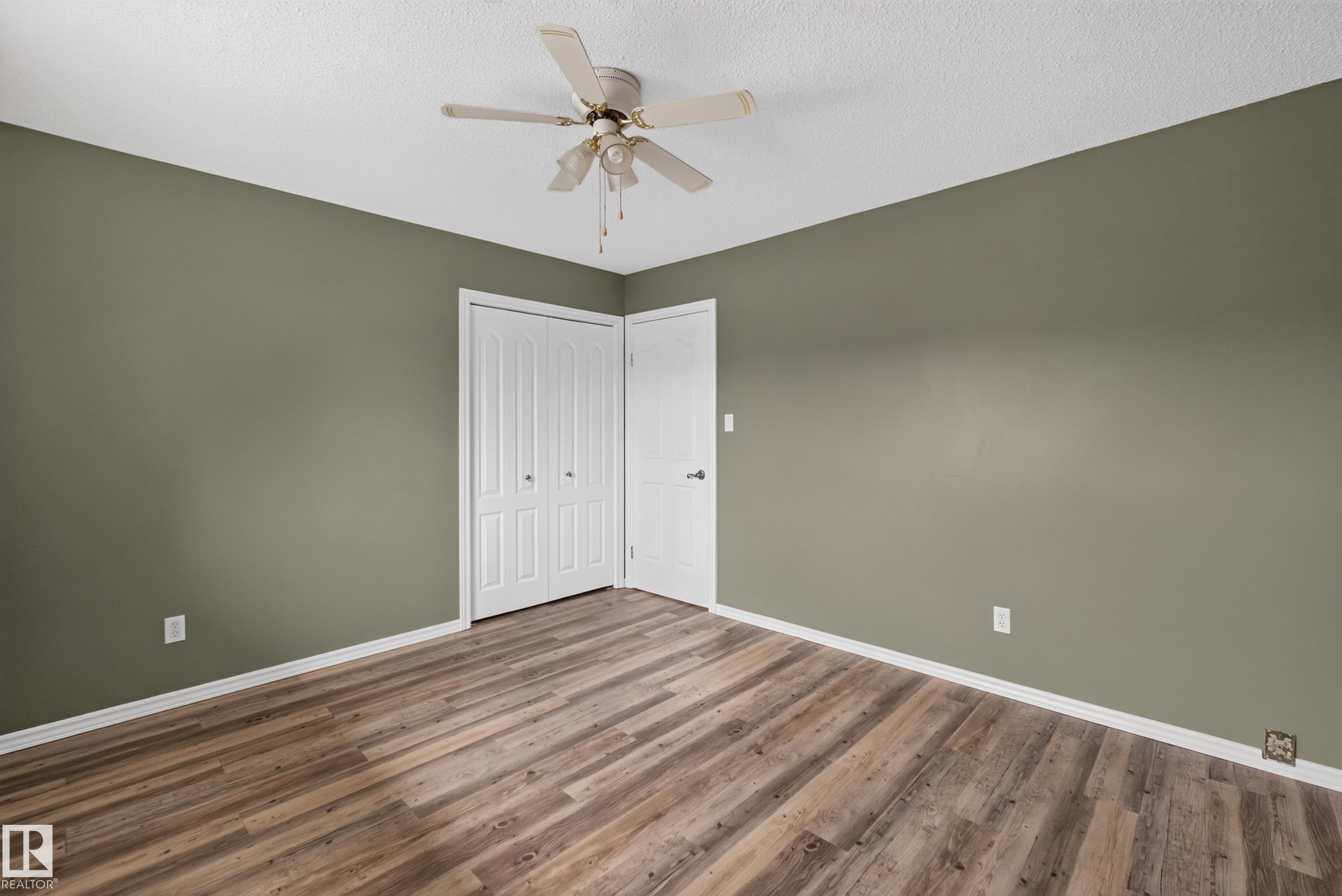 8015 145 Avenue Nw, Edmonton, AB - Indoor Photo Showing Other Room