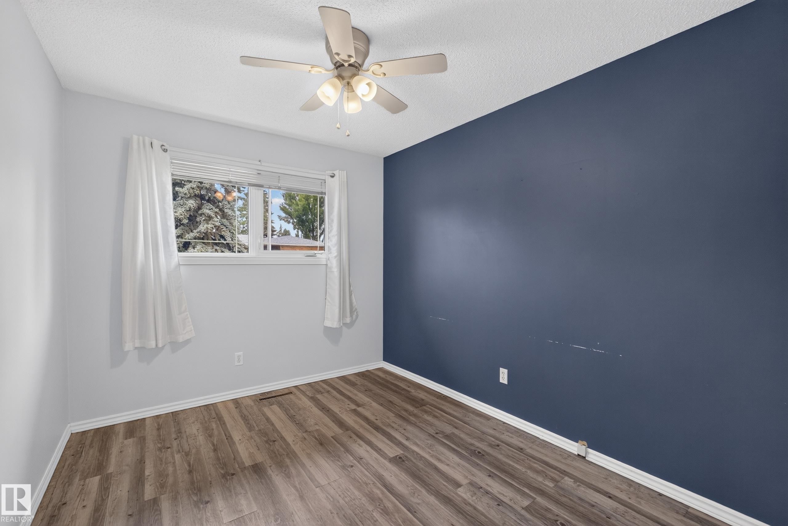 8015 145 Avenue Nw, Edmonton, AB - Indoor Photo Showing Other Room