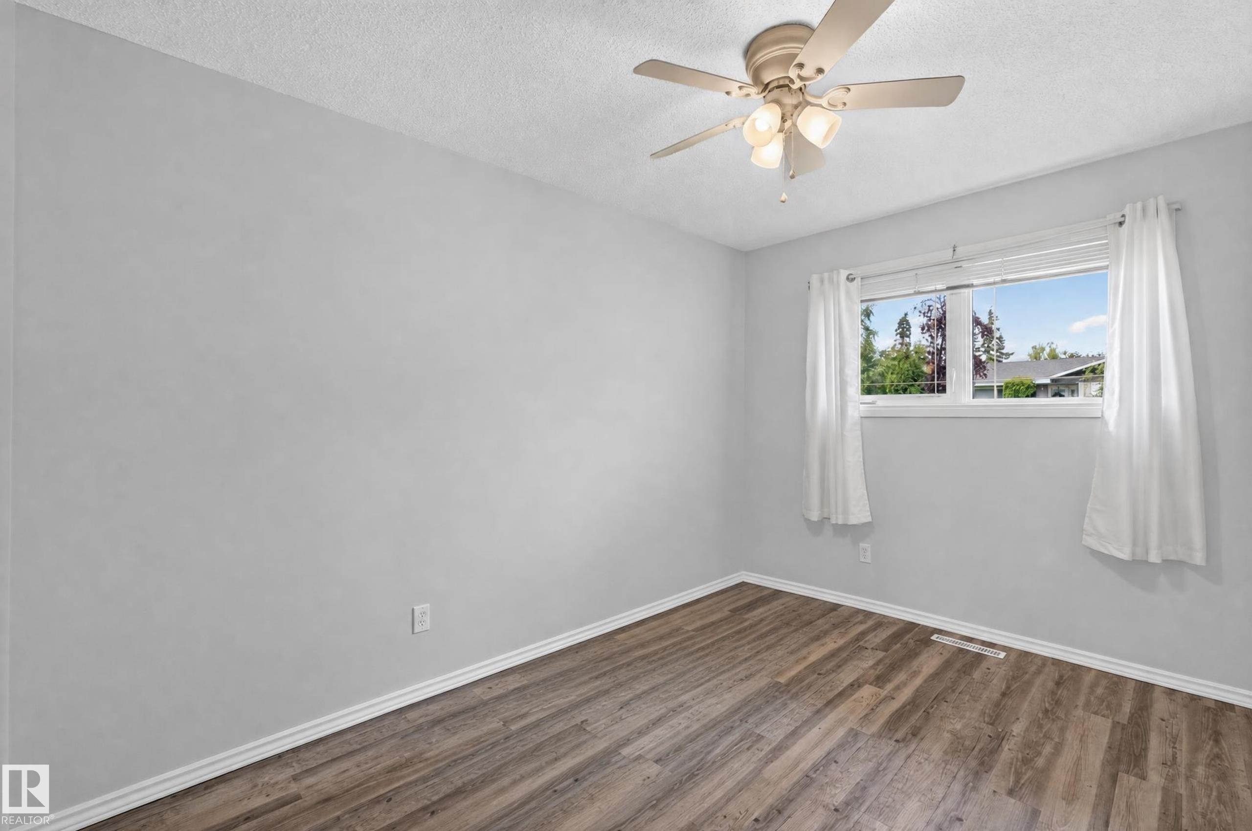 8015 145 Avenue Nw, Edmonton, AB - Indoor Photo Showing Other Room
