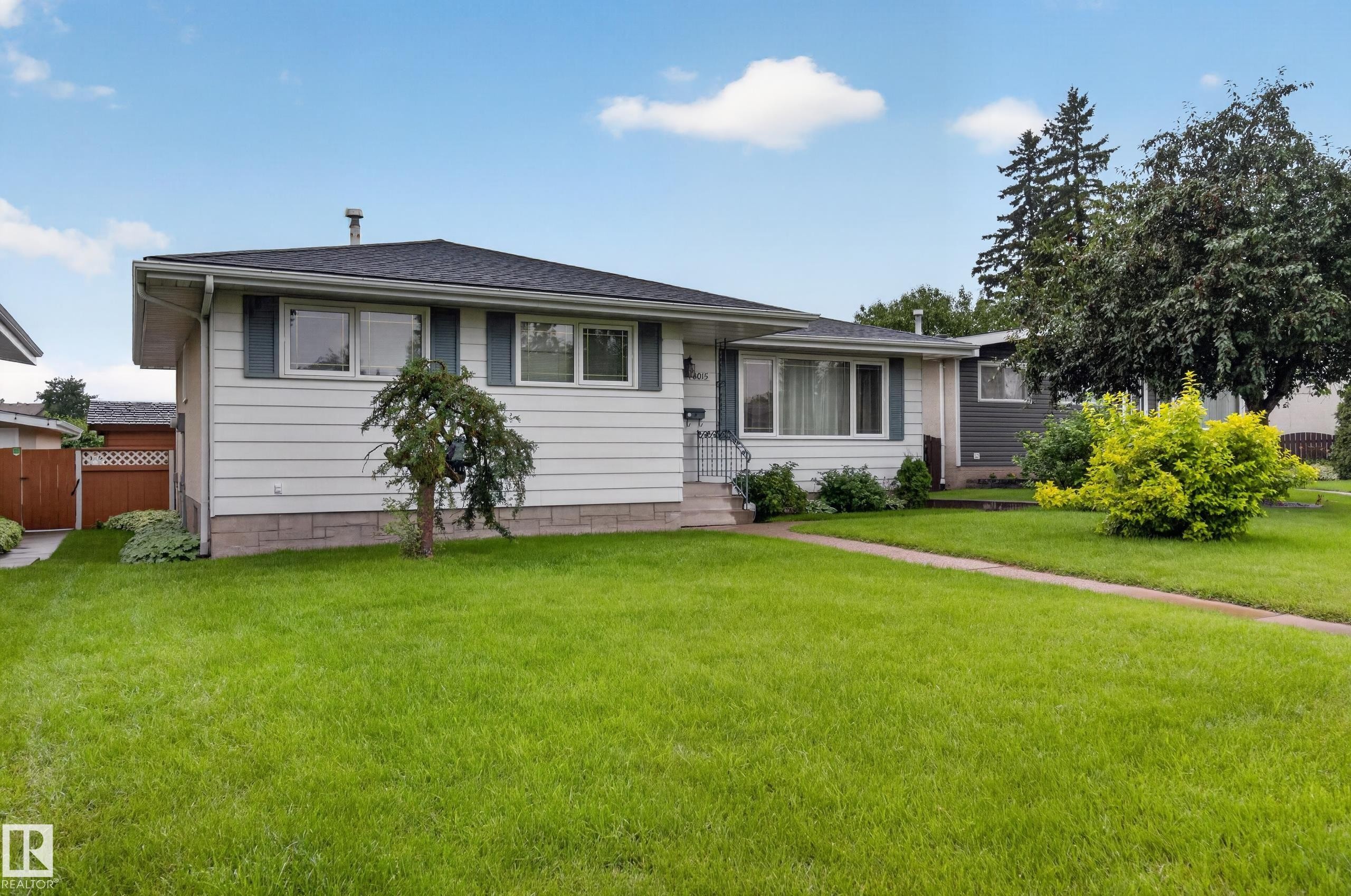 8015 145 Avenue Nw, Edmonton, AB - Outdoor With Facade