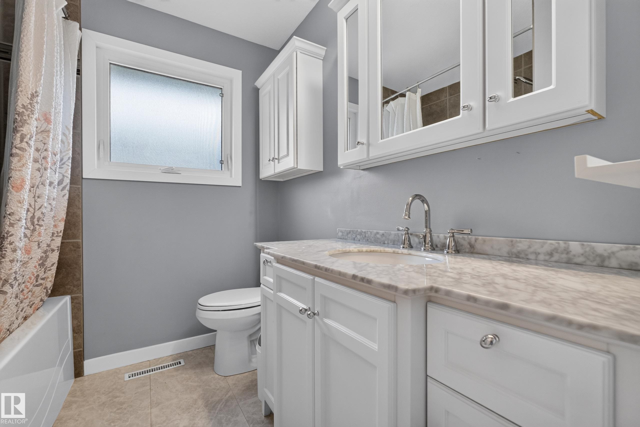 8015 145 Avenue Nw, Edmonton, AB - Indoor Photo Showing Bathroom