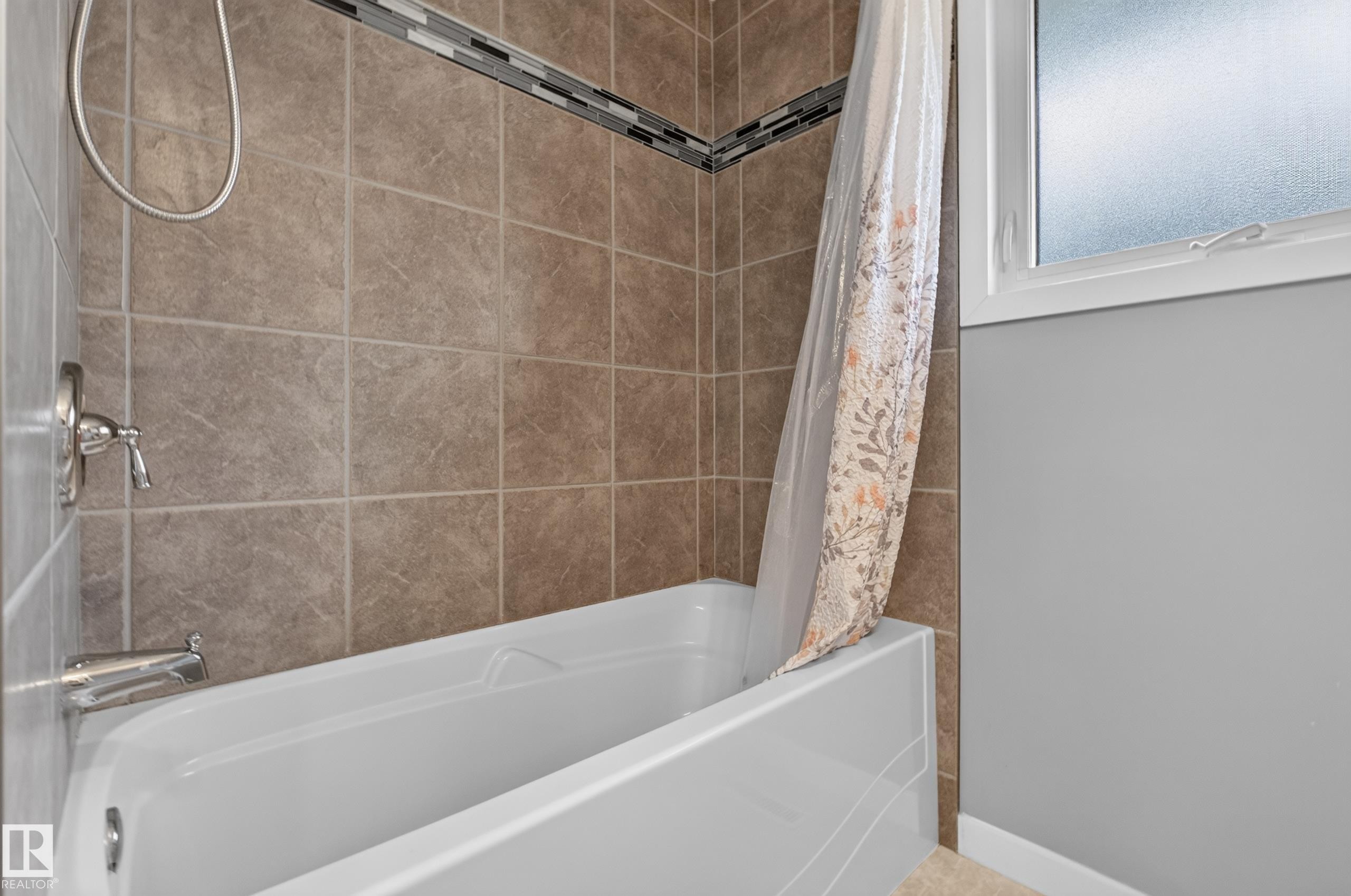 8015 145 Avenue Nw, Edmonton, AB - Indoor Photo Showing Bathroom
