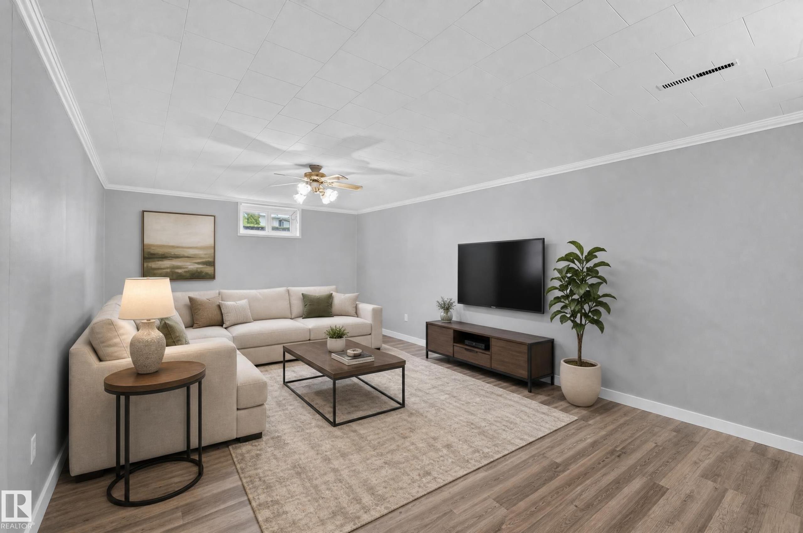 8015 145 Avenue Nw, Edmonton, AB - Indoor Photo Showing Living Room