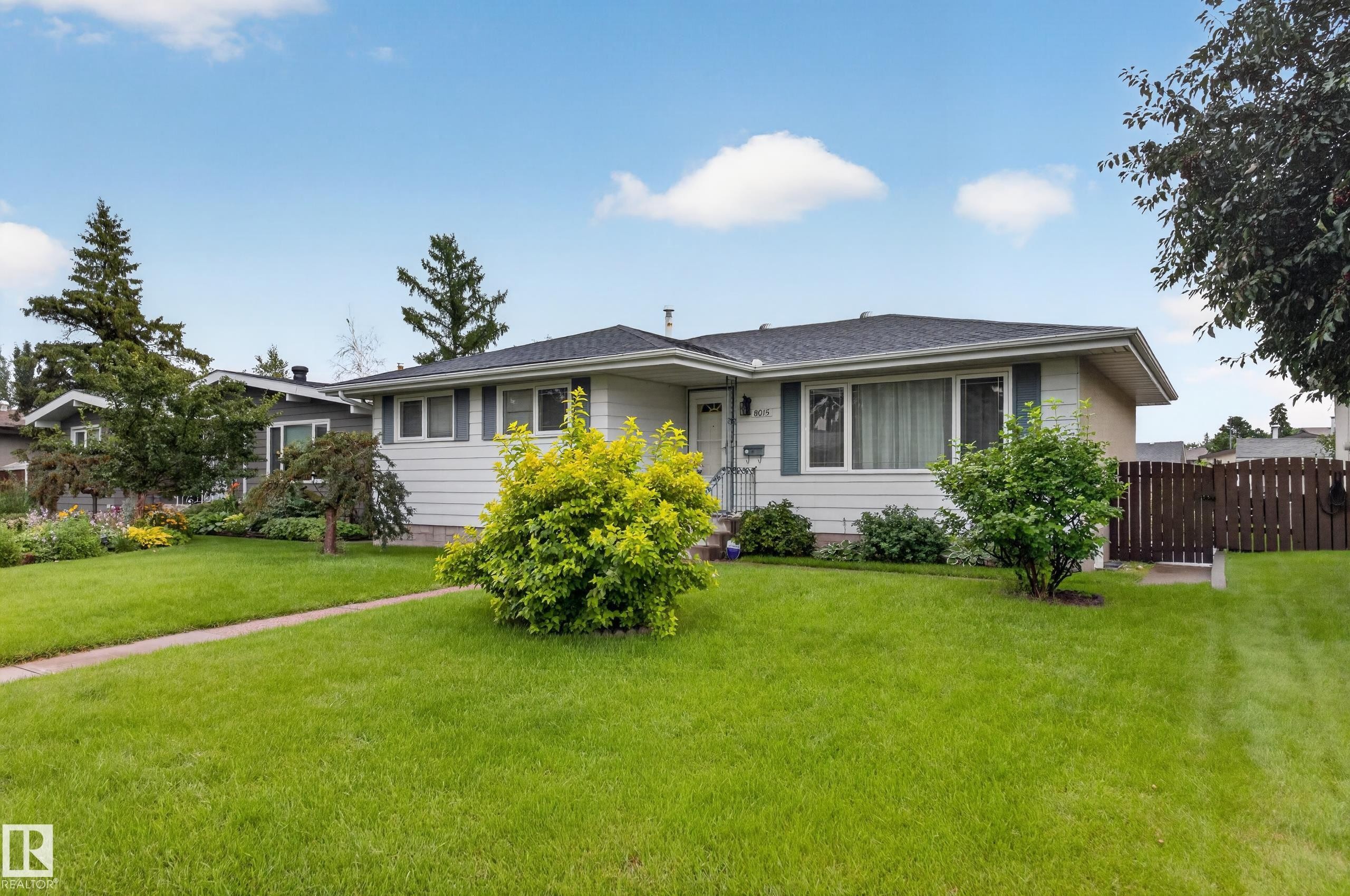 8015 145 Avenue Nw, Edmonton, AB - Outdoor