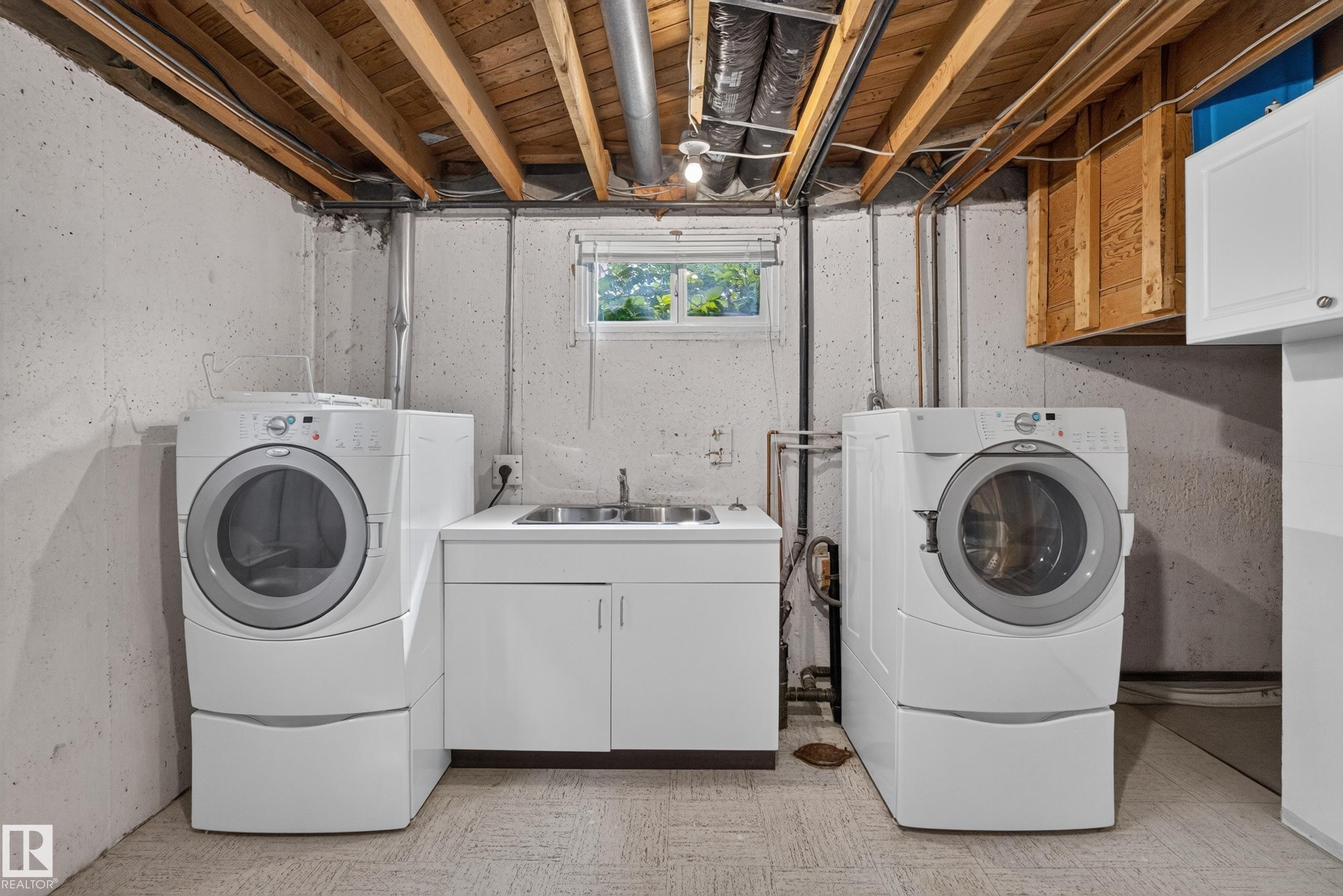8015 145 Avenue Nw, Edmonton, AB - Indoor Photo Showing Laundry Room