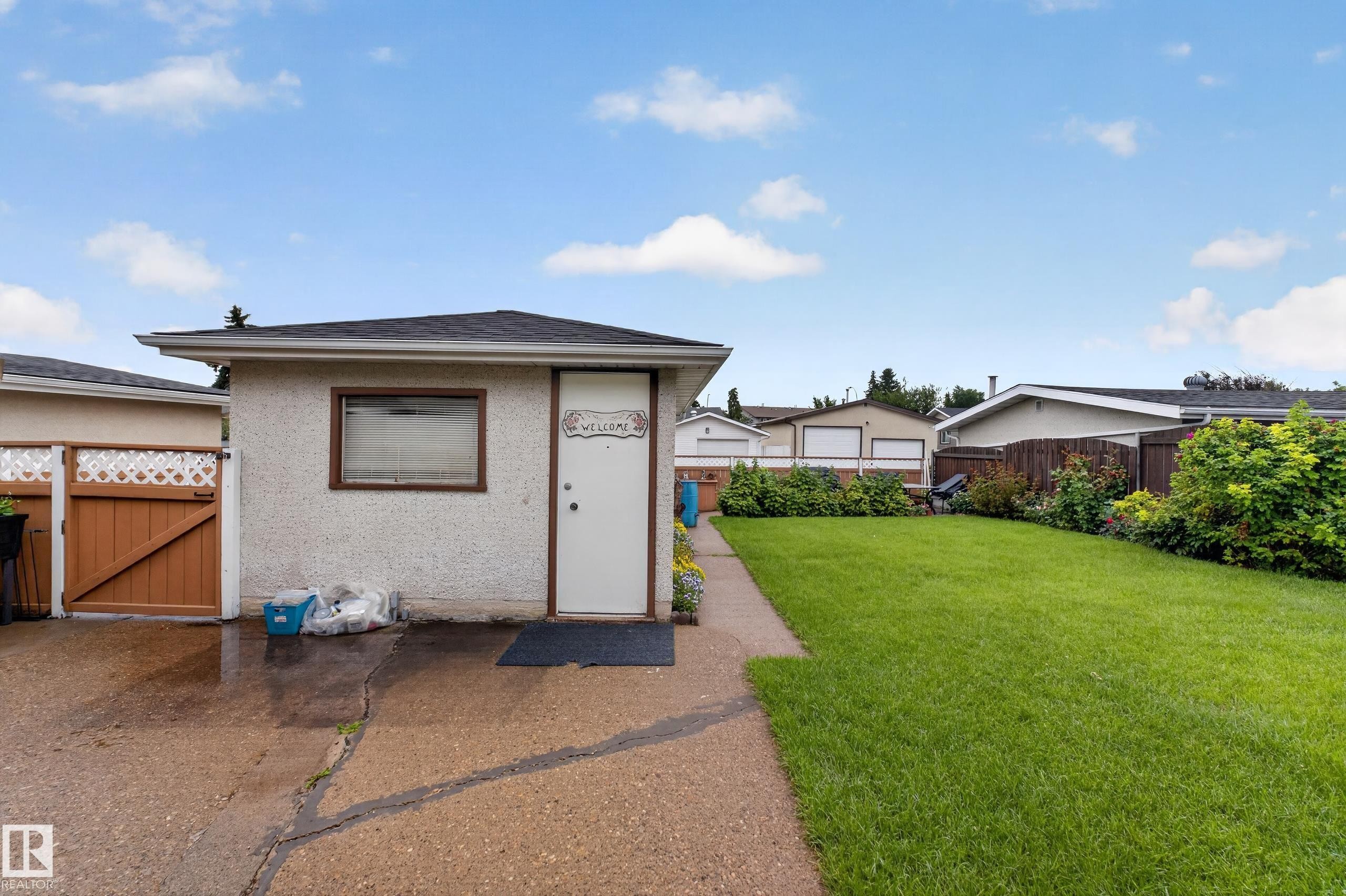 8015 145 Avenue Nw, Edmonton, AB - Outdoor