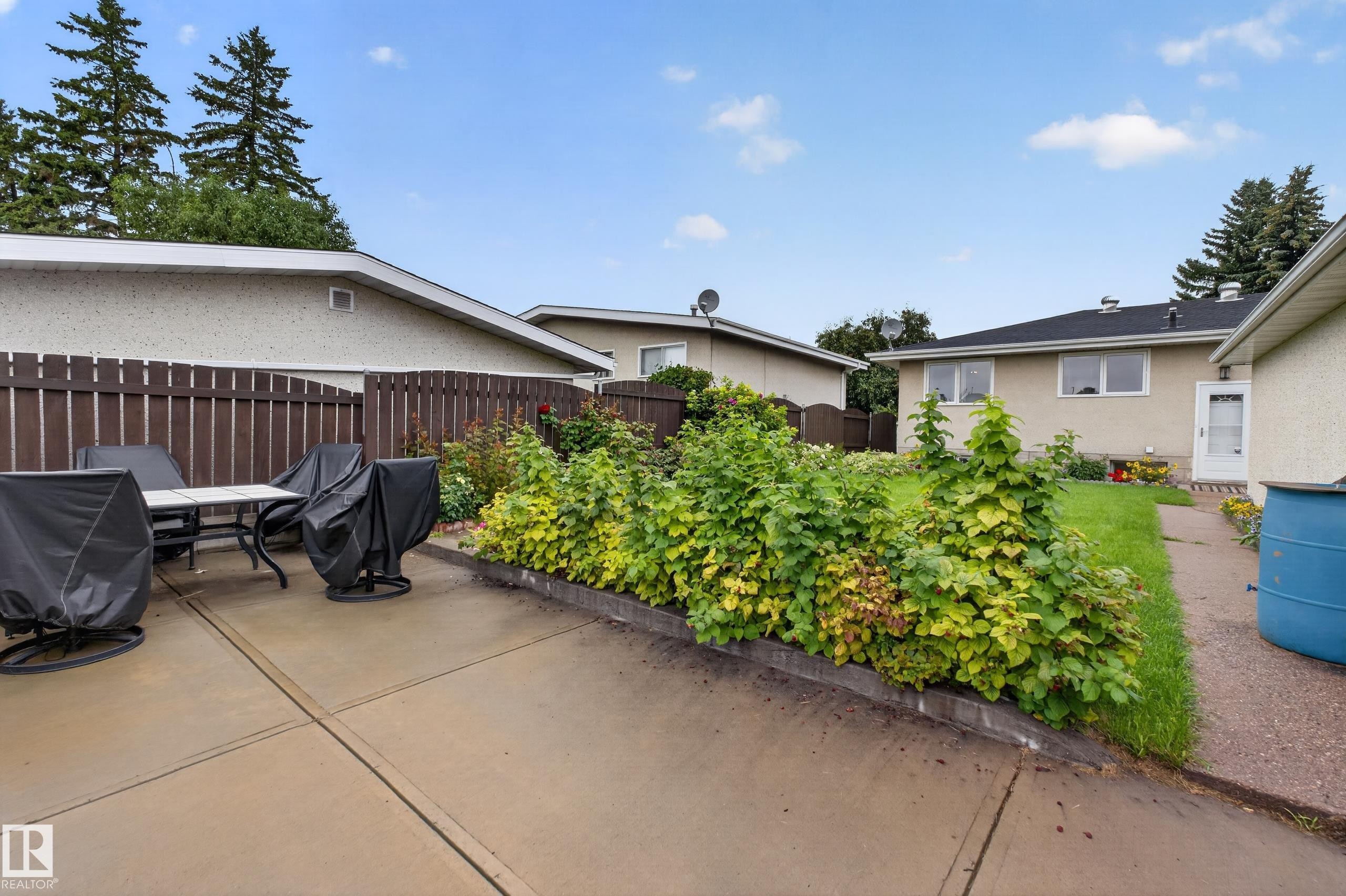 8015 145 Avenue Nw, Edmonton, AB - Outdoor