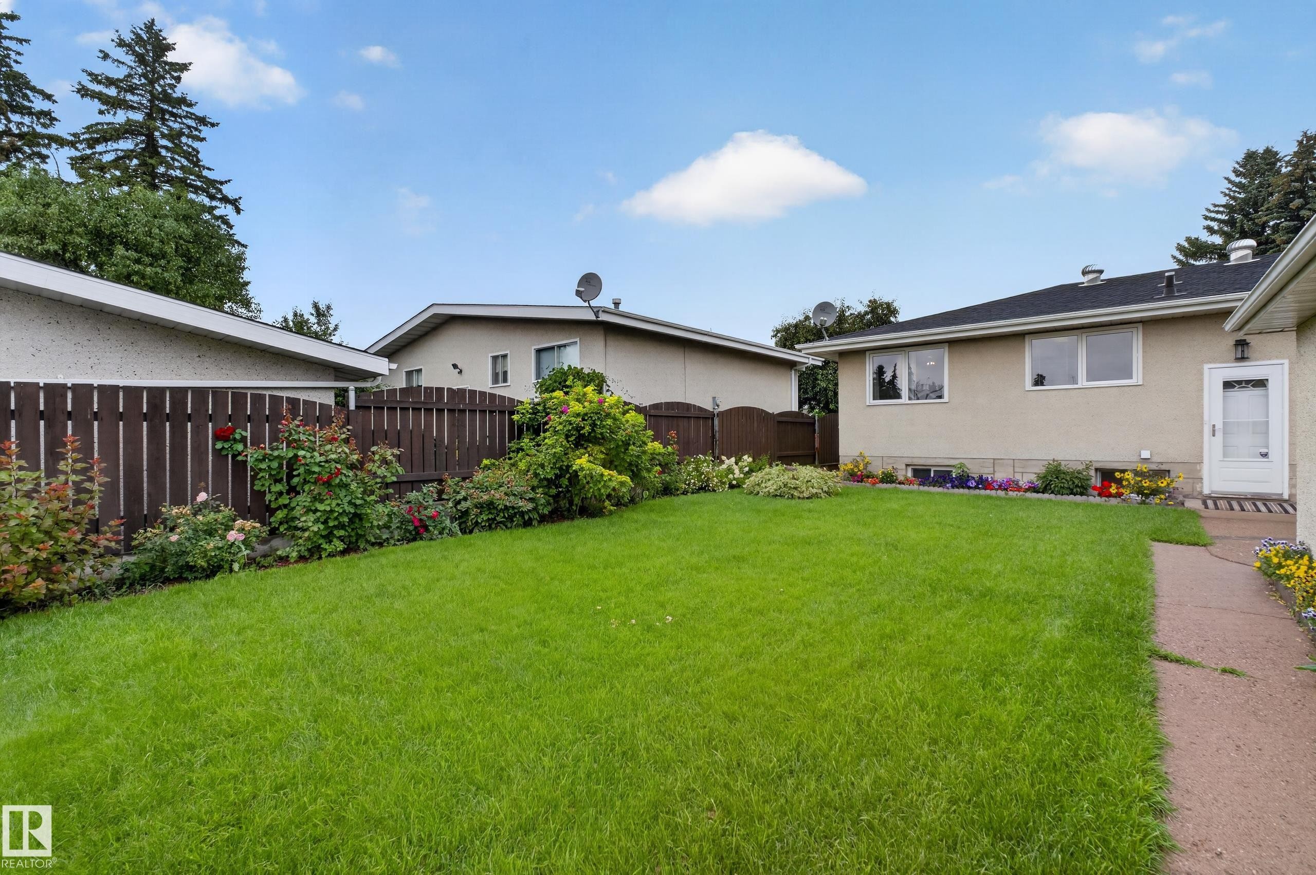 8015 145 Avenue Nw, Edmonton, AB - Outdoor