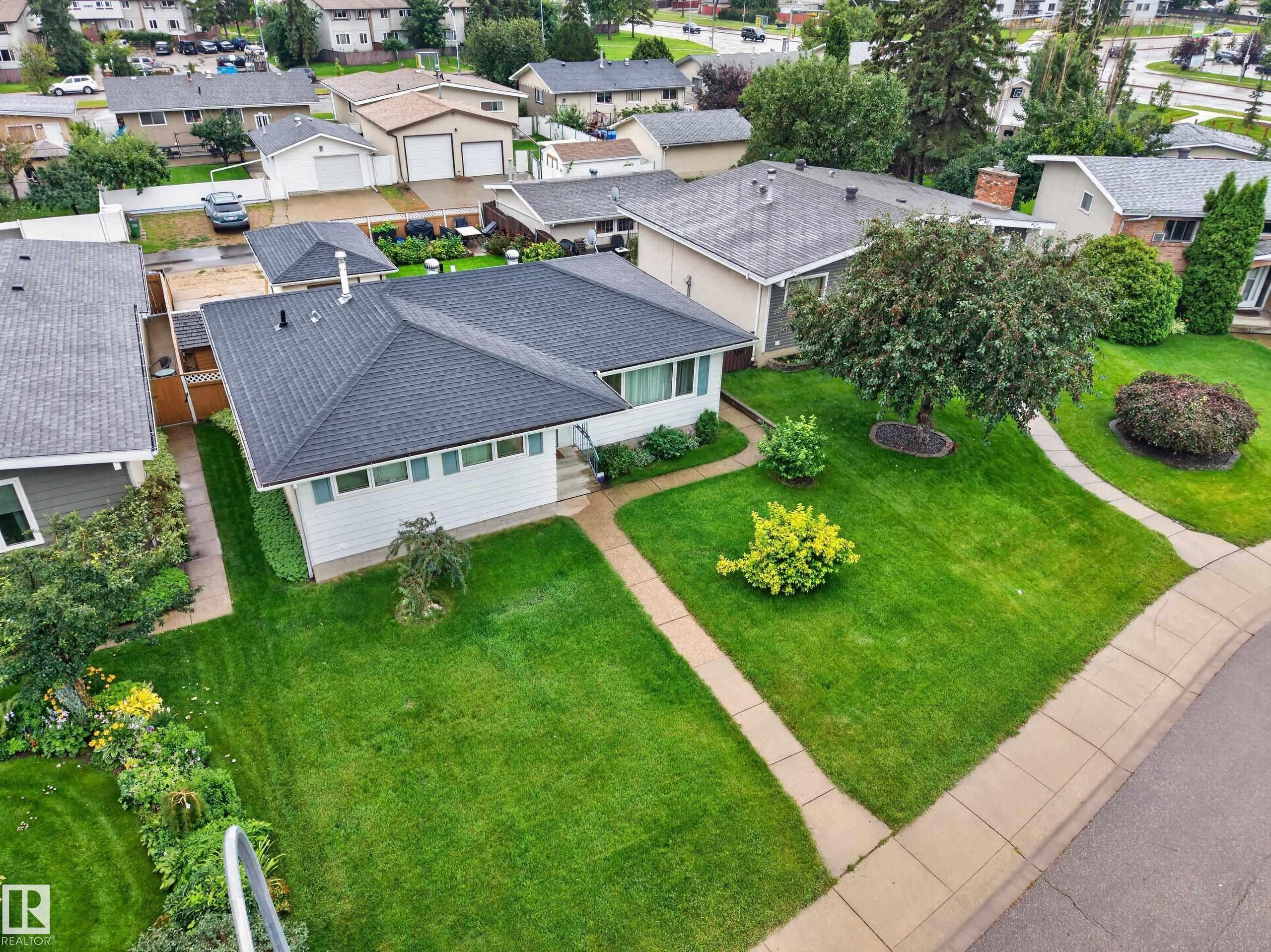 8015 145 Avenue Nw, Edmonton, AB - Outdoor
