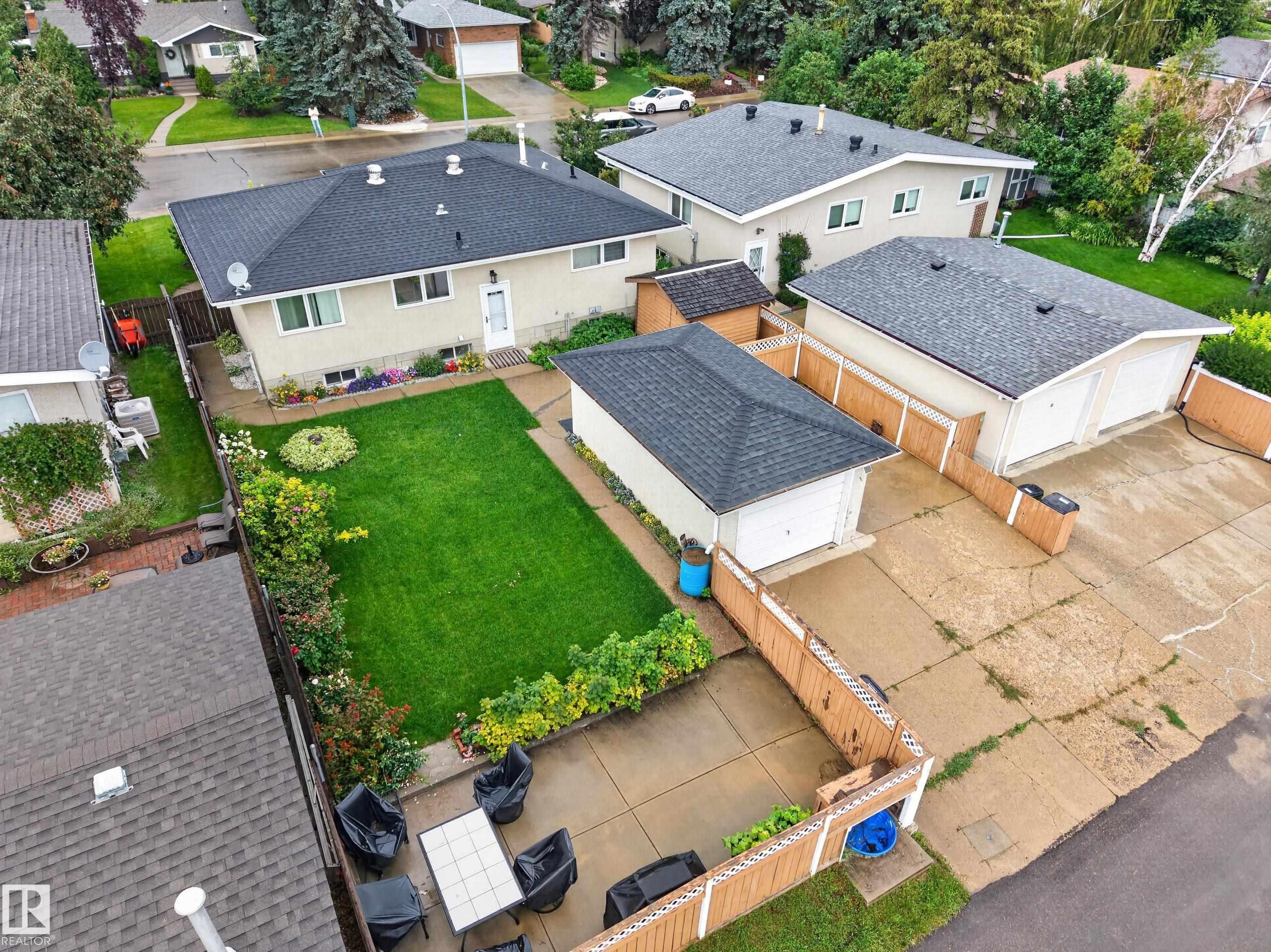 8015 145 Avenue Nw, Edmonton, AB - Outdoor