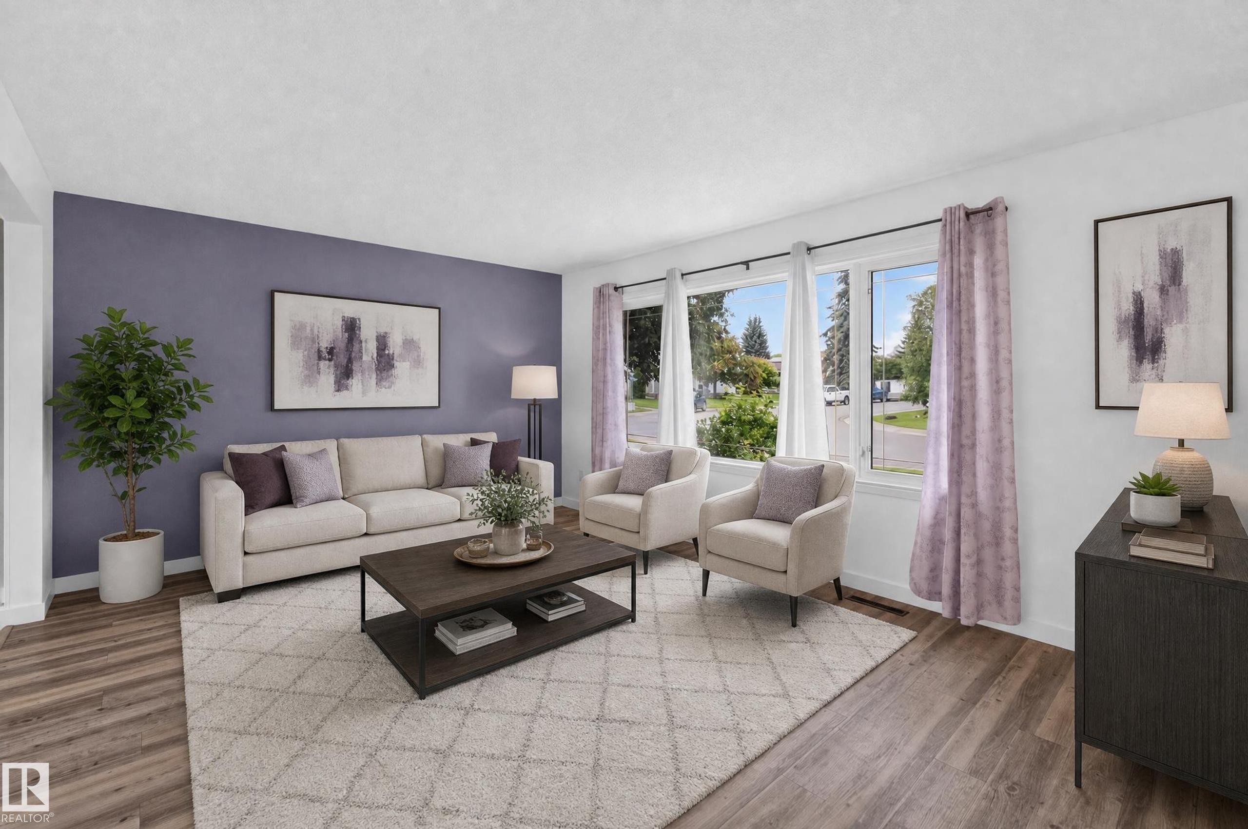 8015 145 Avenue Nw, Edmonton, AB - Indoor Photo Showing Living Room
