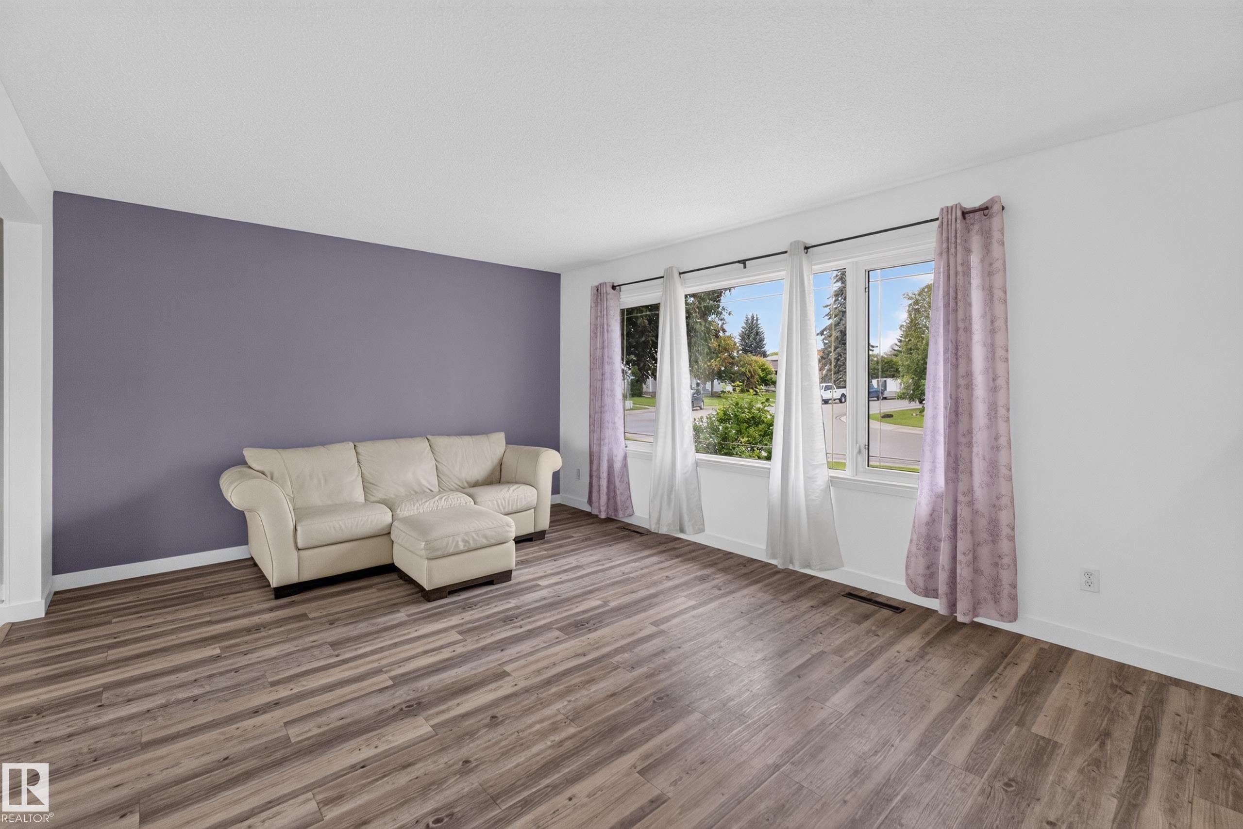 8015 145 Avenue Nw, Edmonton, AB - Indoor