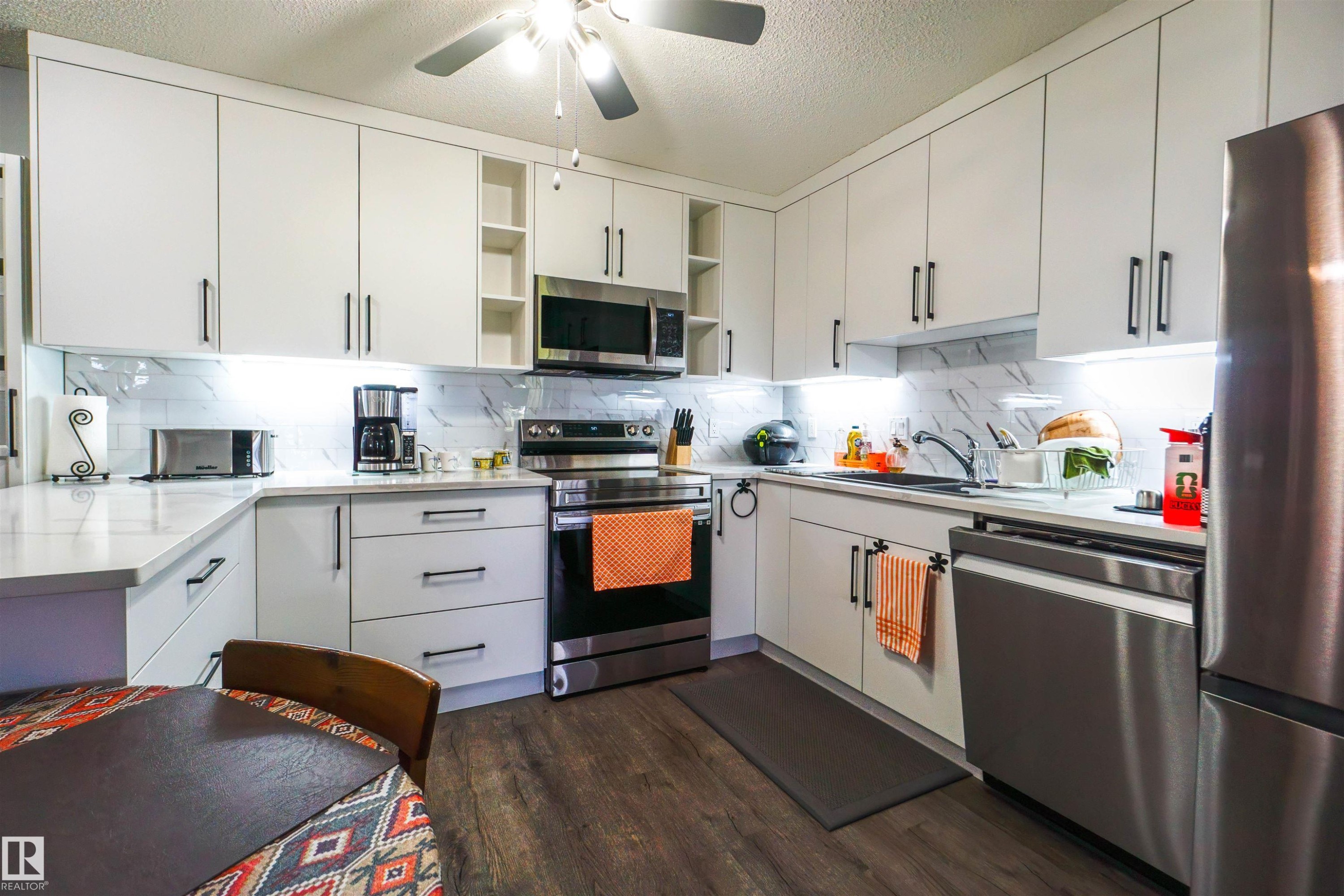 #128 279 Suder Greens Dr Nw, Edmonton, AB - Indoor Photo Showing Kitchen