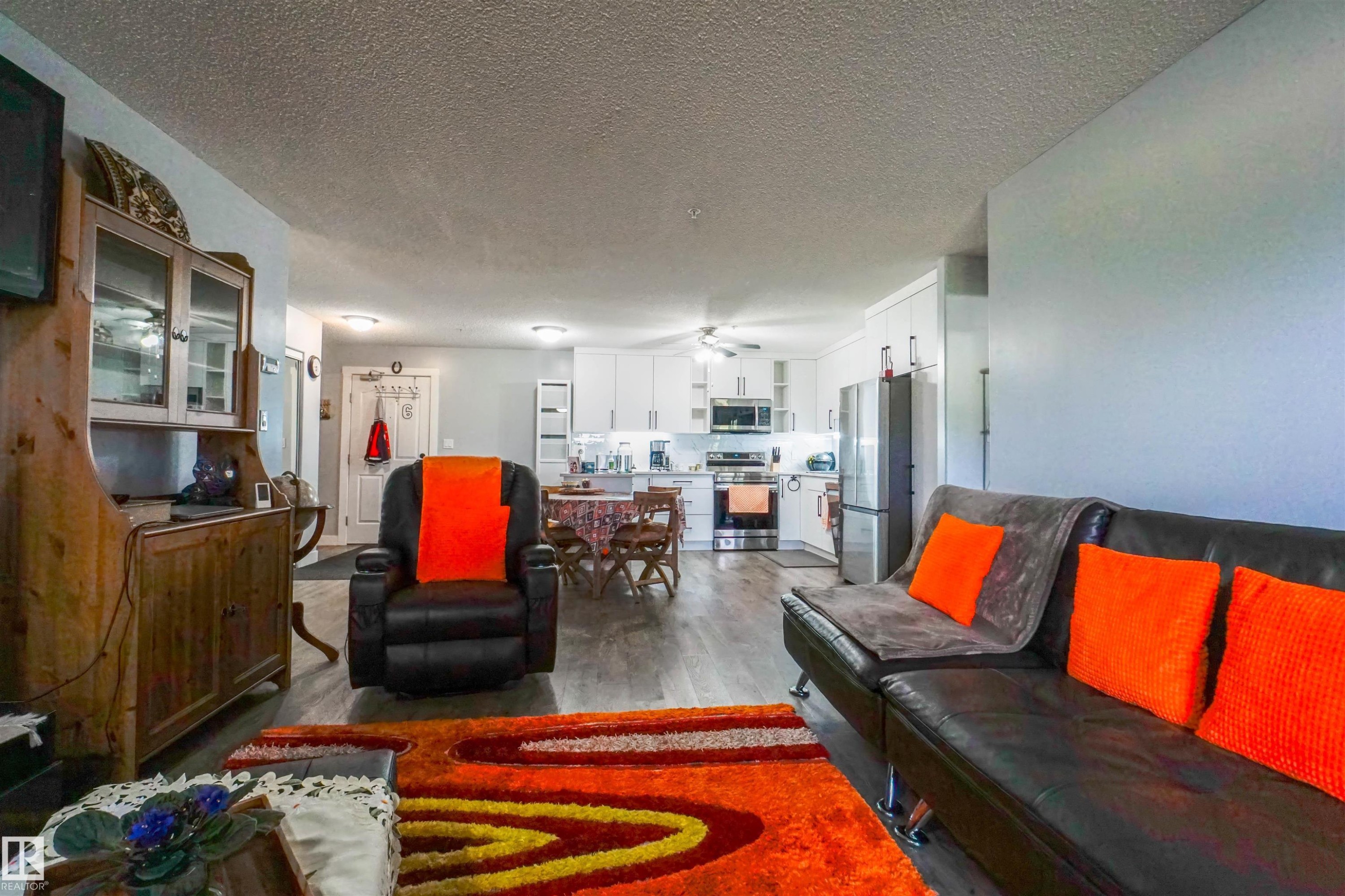 #128 279 Suder Greens Dr Nw, Edmonton, AB - Indoor Photo Showing Living Room