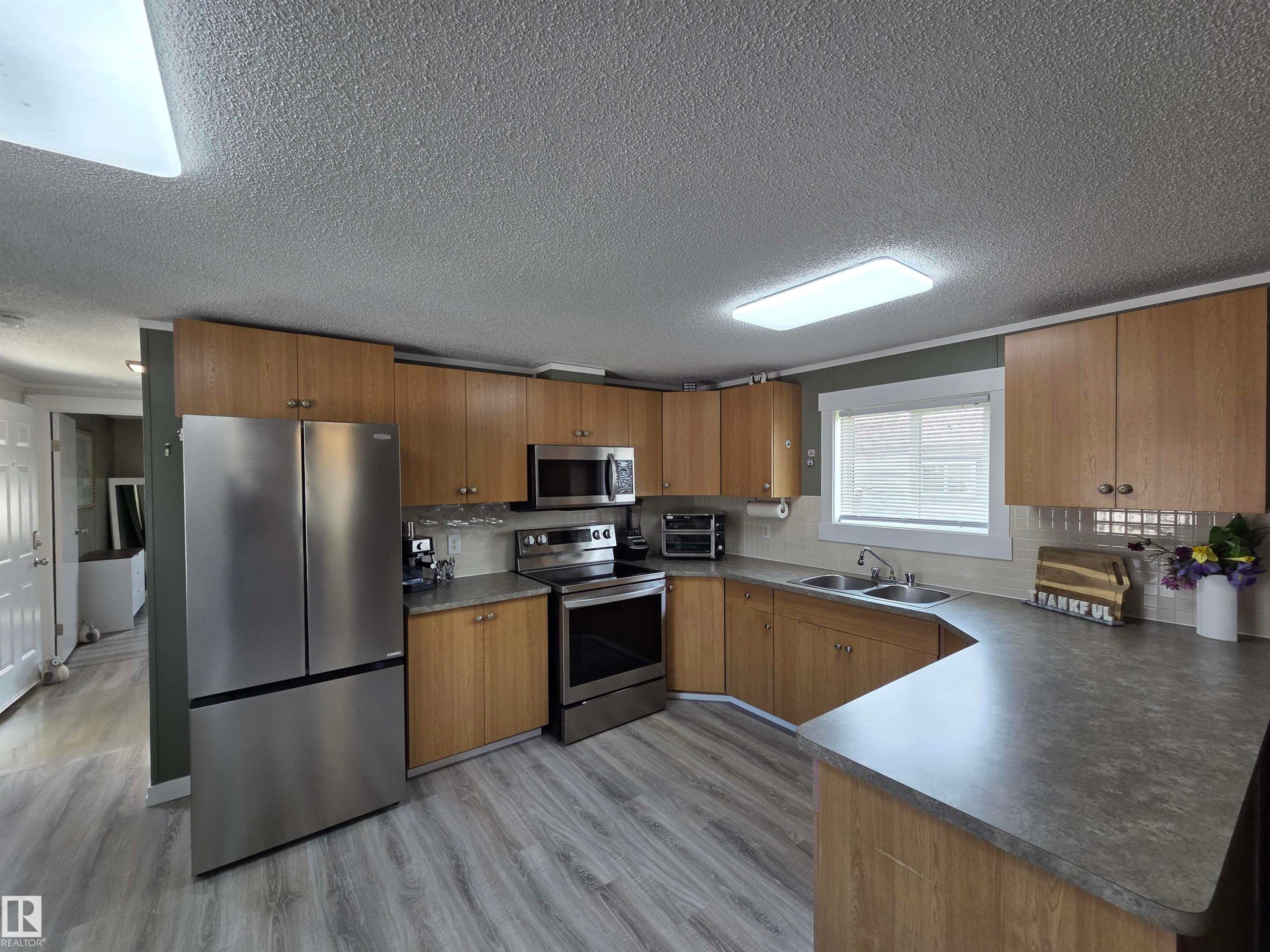 10 Midland Road, Millet, AB - Indoor Photo Showing Kitchen With Double Sink