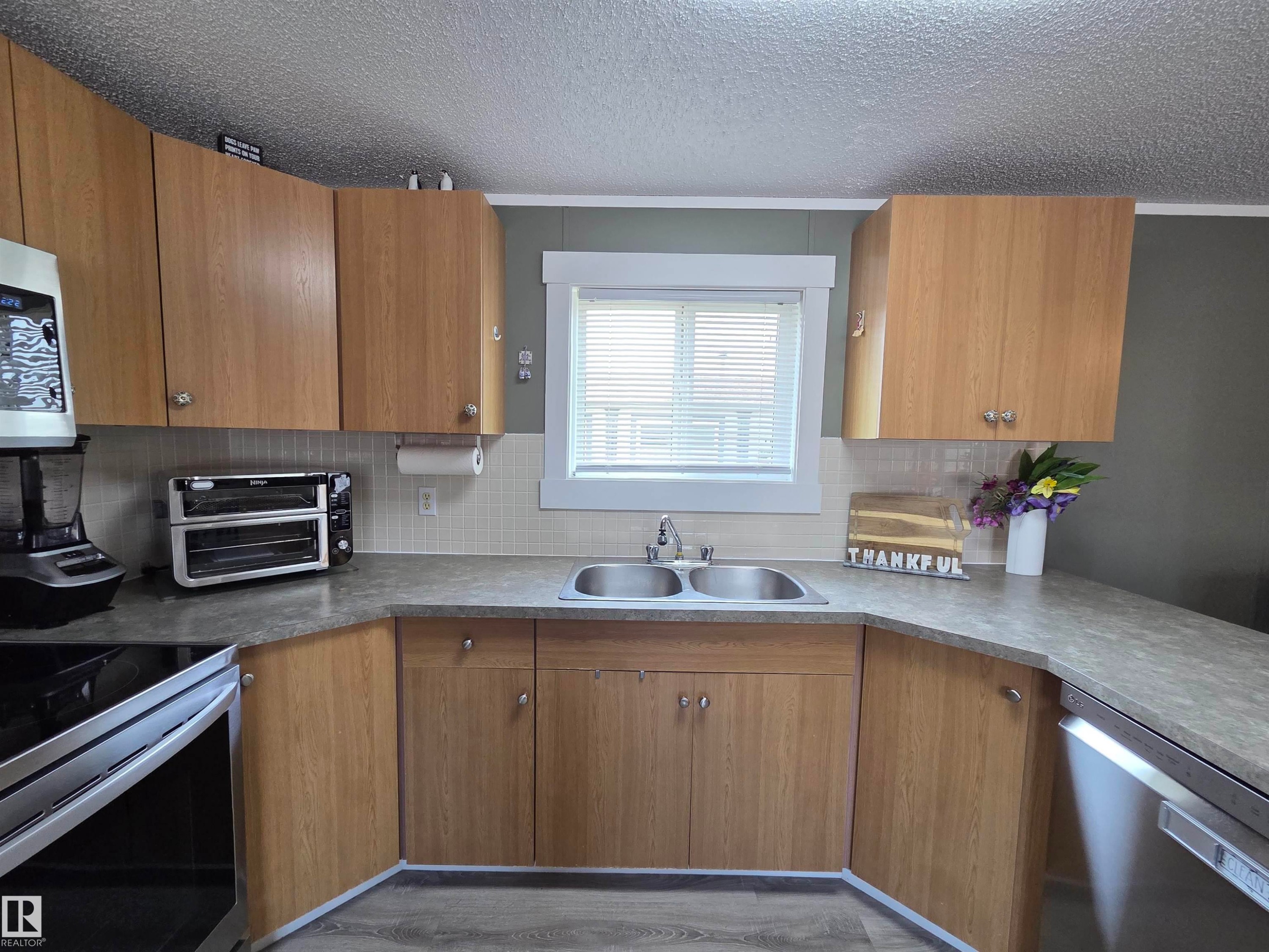 10 Midland Road, Millet, AB - Indoor Photo Showing Kitchen With Double Sink