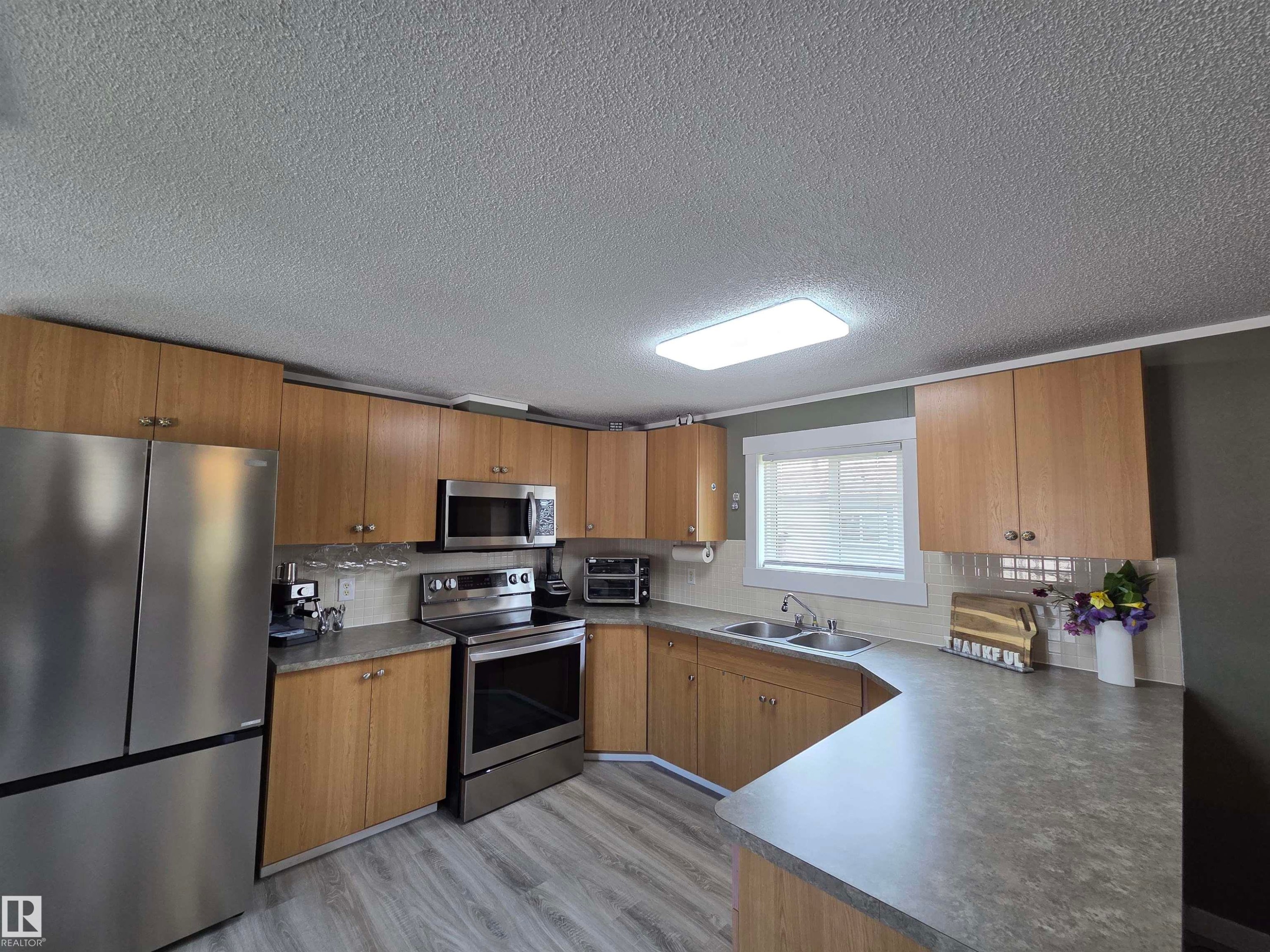 10 Midland Road, Millet, AB - Indoor Photo Showing Kitchen With Double Sink