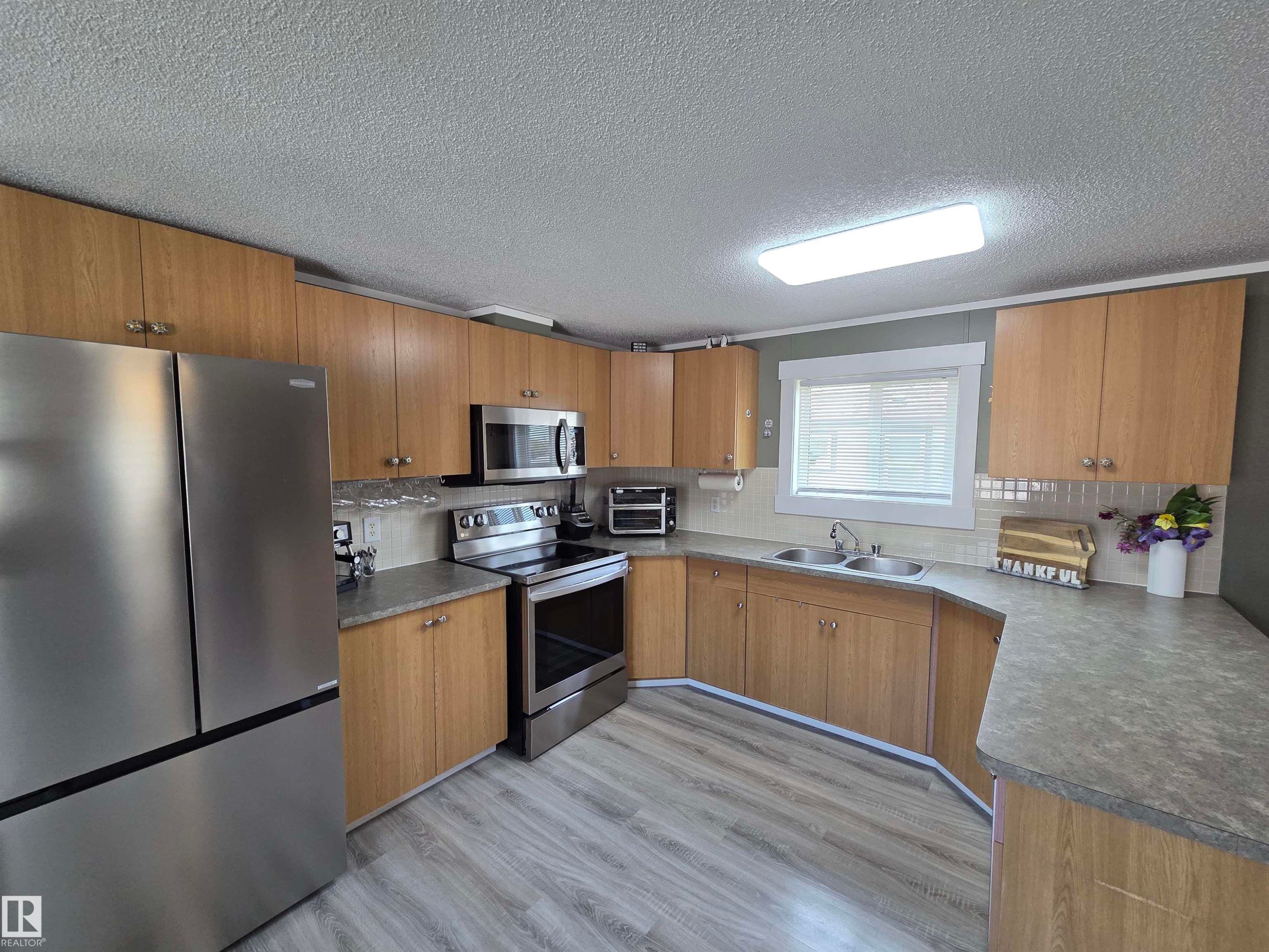 10 Midland Road, Millet, AB - Indoor Photo Showing Kitchen With Double Sink